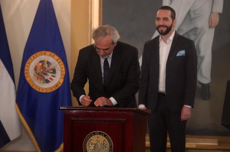 Luis Port, de la OEA, firma en 2019 la creación de la Cicies, una de las promesas de Bukele. (Foto: AFP)