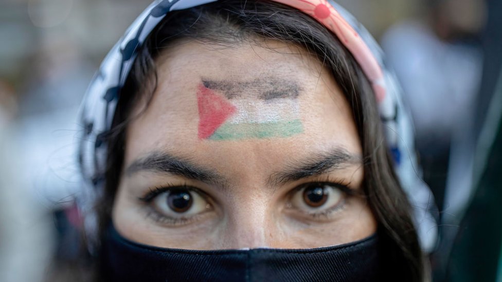 En Chile, una mujer protesta a favor de Palestina durante el conflicto con Israel que estalló el 10 de mayo pasado.