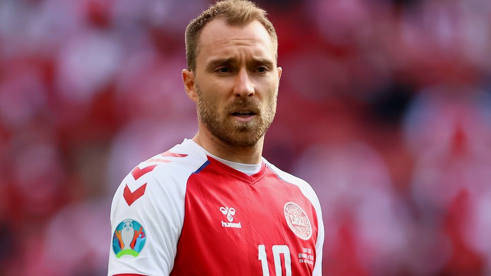 Christian Eriksen necesitó tratamiento de emergencia en la cancha antes de ser trasladado al hospital. (GETTY IMAGES)