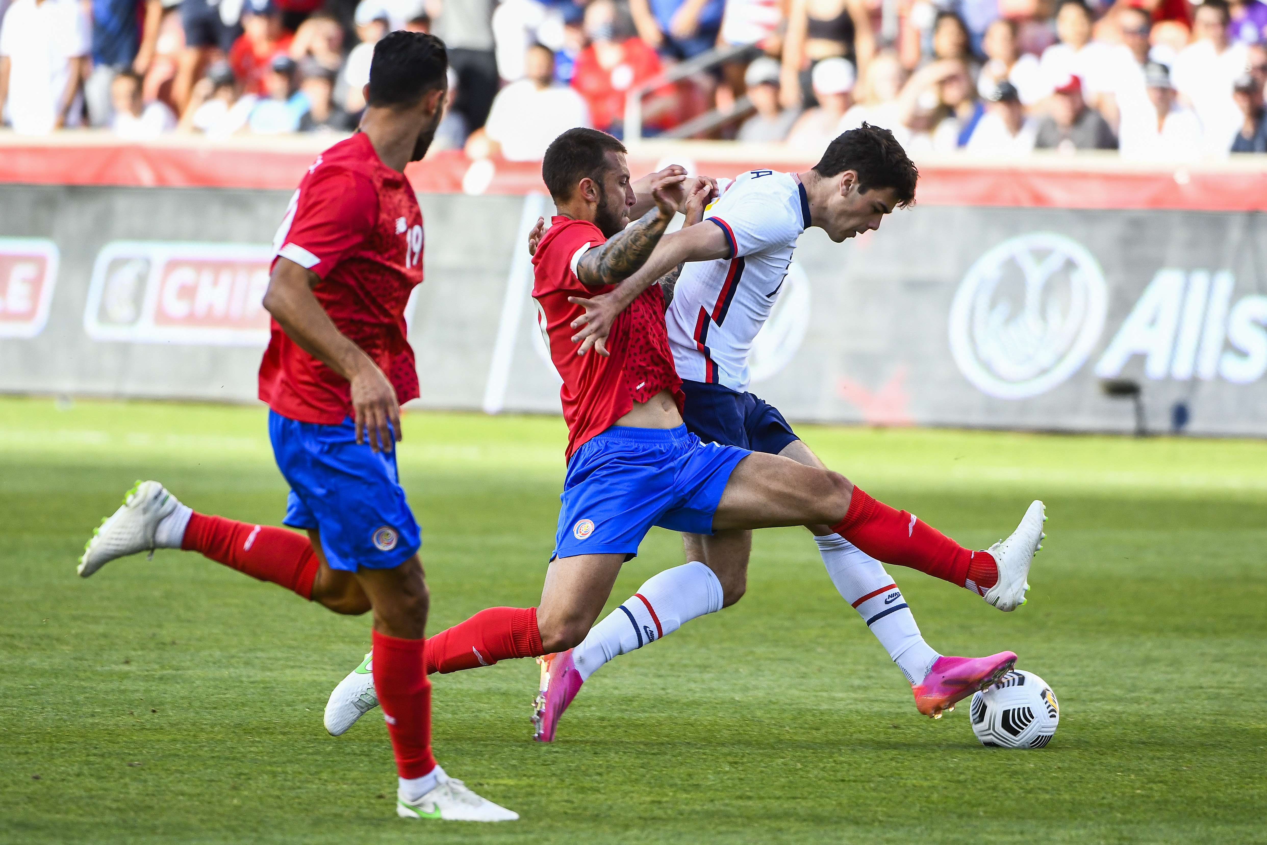 Gio Reyna, de Estados Unidos, protege el balón de la marca de Francisco Calvo, de Costa Rica, en el amistoso realizado este miércoles. (Foto Prensa Libre: AFP).