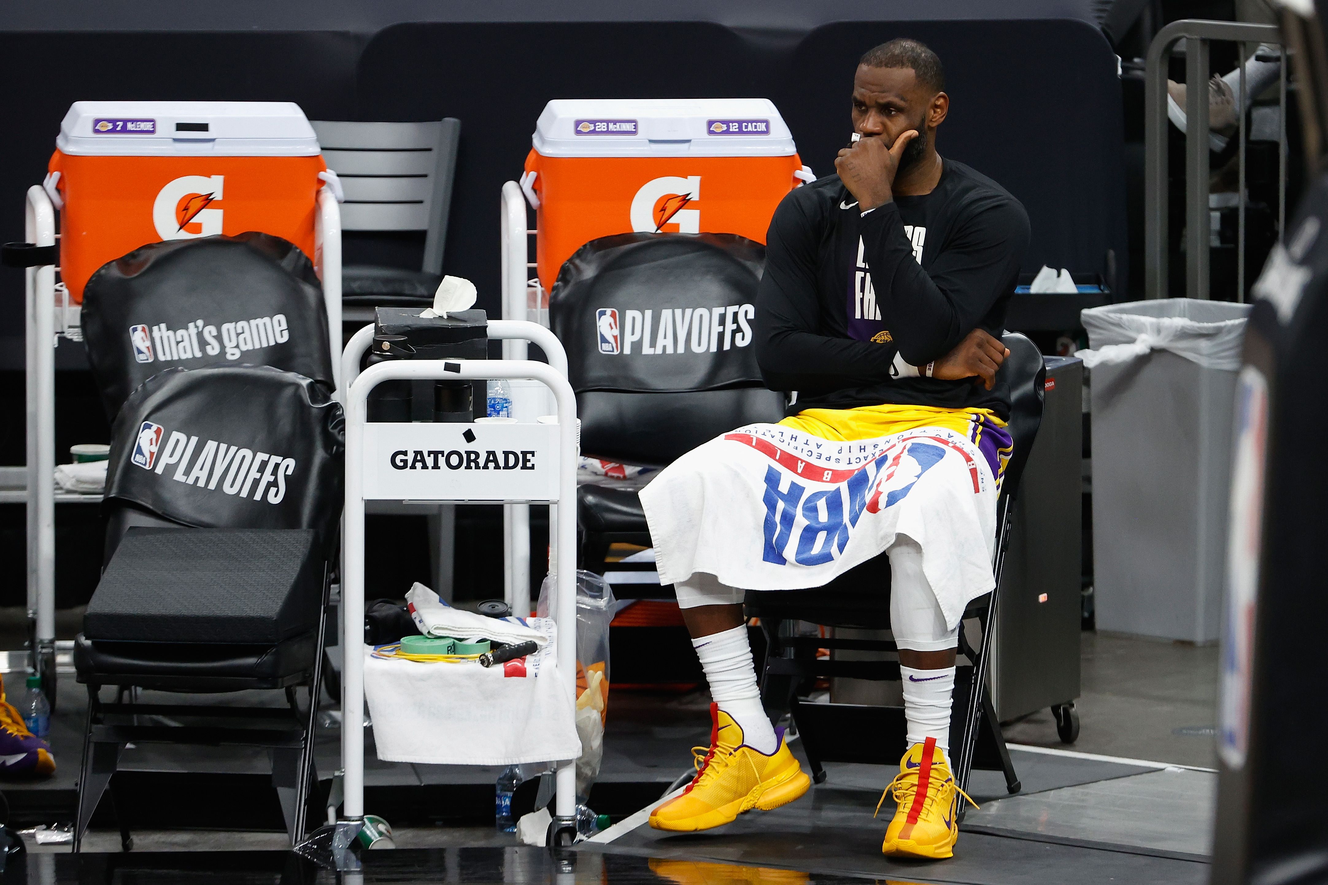 LeBron James #23 de Los Angeles Lakers durante el quinto juego de la serie playoff ante los Suns de Phoenix. Foto Prensa Libre: AFP.