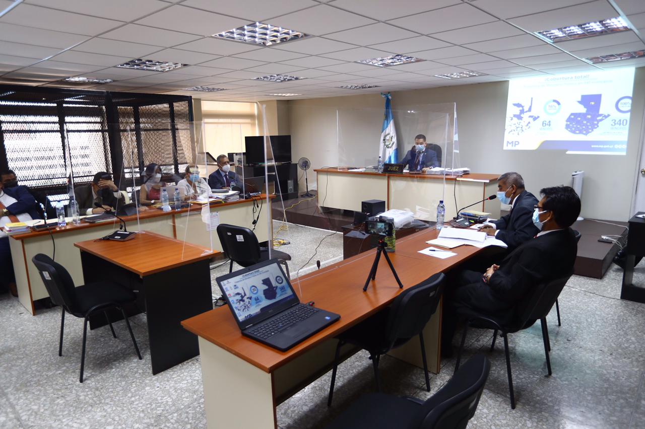 Audiencia en la que la defensa de Juan Francisco Solórzano Foppa responsabiliza a un notario por las irregularidades en un acta de constitución de un partido político. (Foto Prensa Libre: Fernando Cabrera)