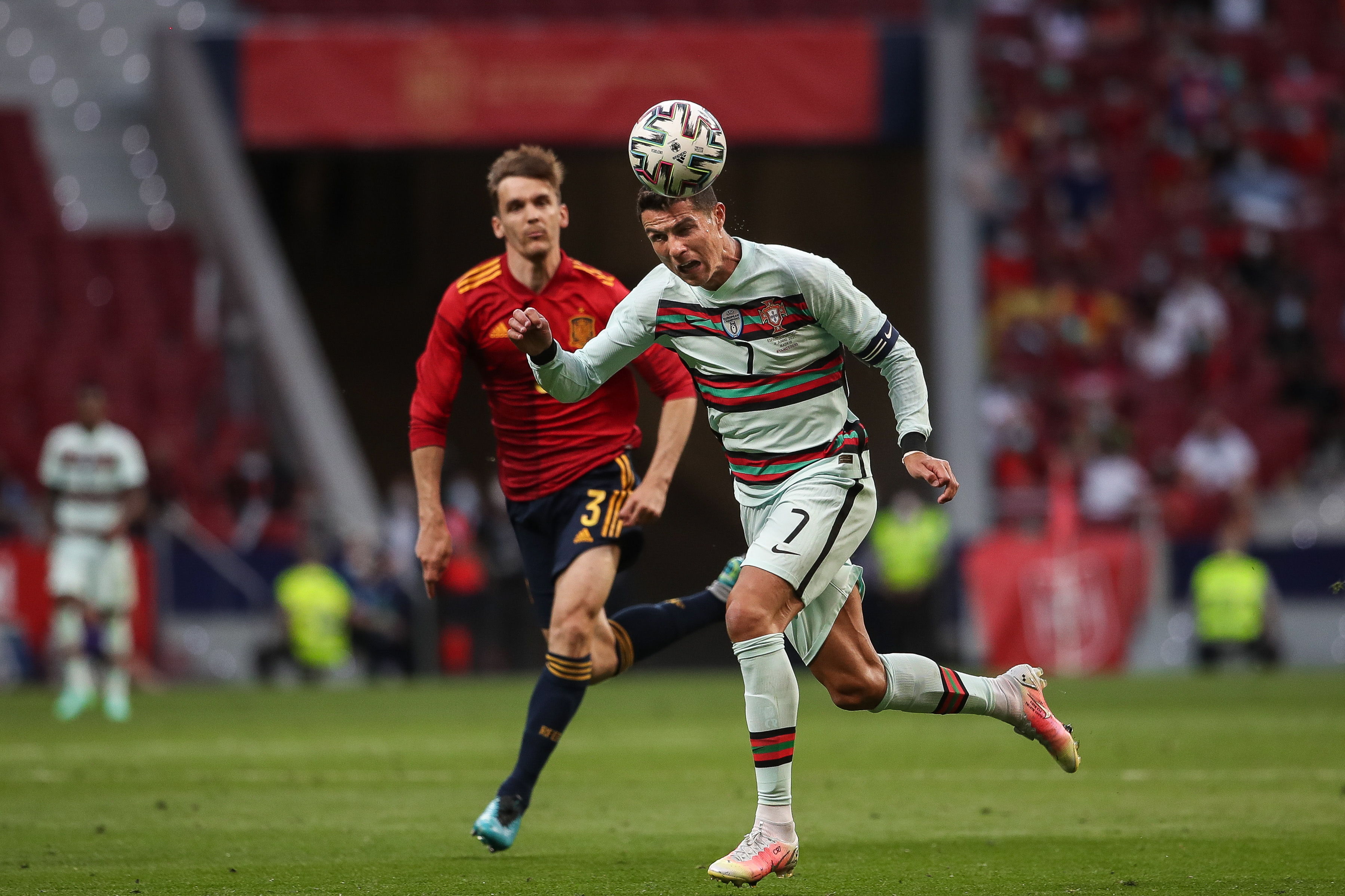 El español Diego Llorente en una acción contra el portugués Cristiano Ronaldo durante un partido amistoso antes de disputar la Eurocopa 2021. Foto Prensa Libre: EFE