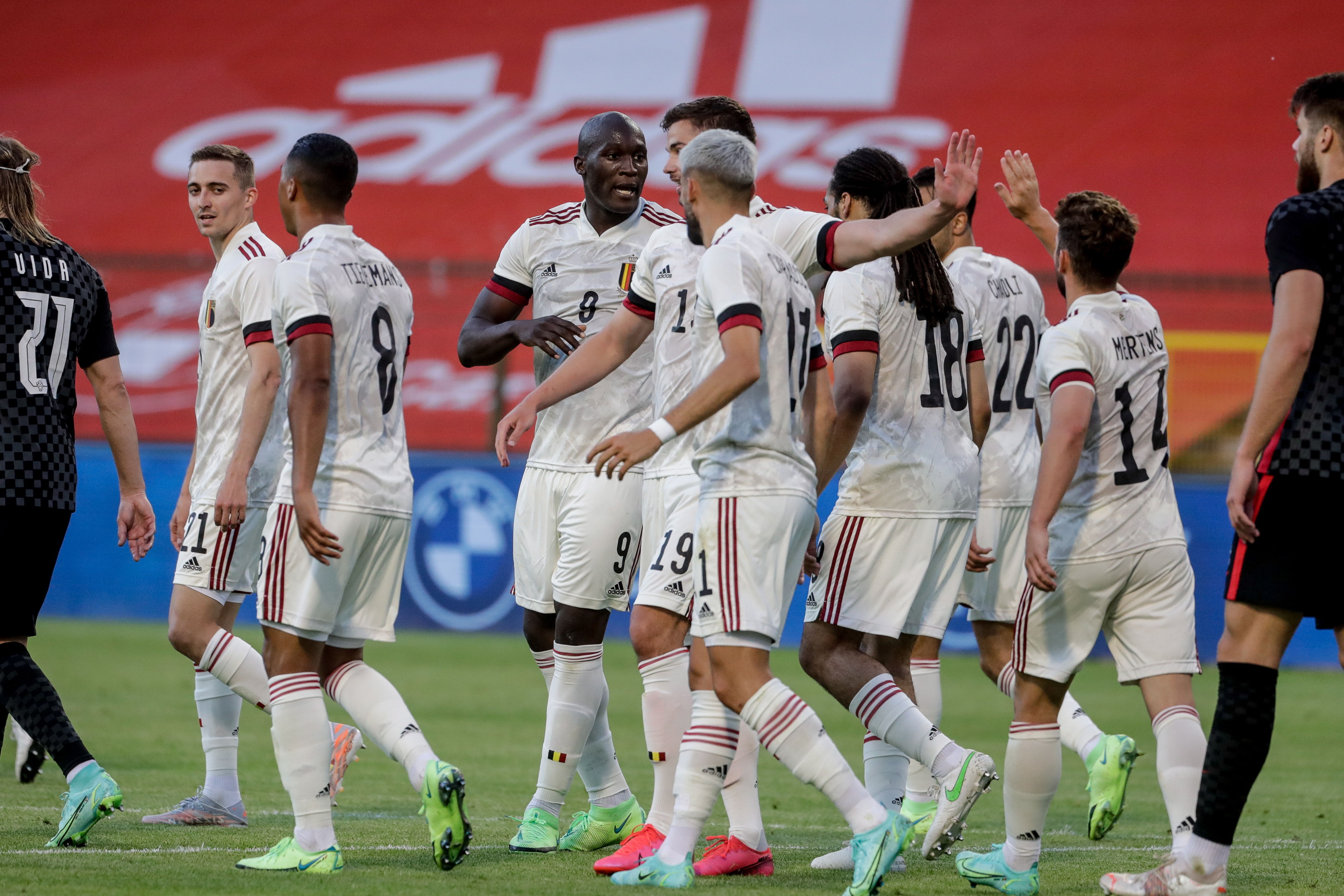 Romelu Lukaku celebra con sus compañeros el gol de la victoria de Bélgica contra Croacia. (Foto Prensa Libre: EFE).