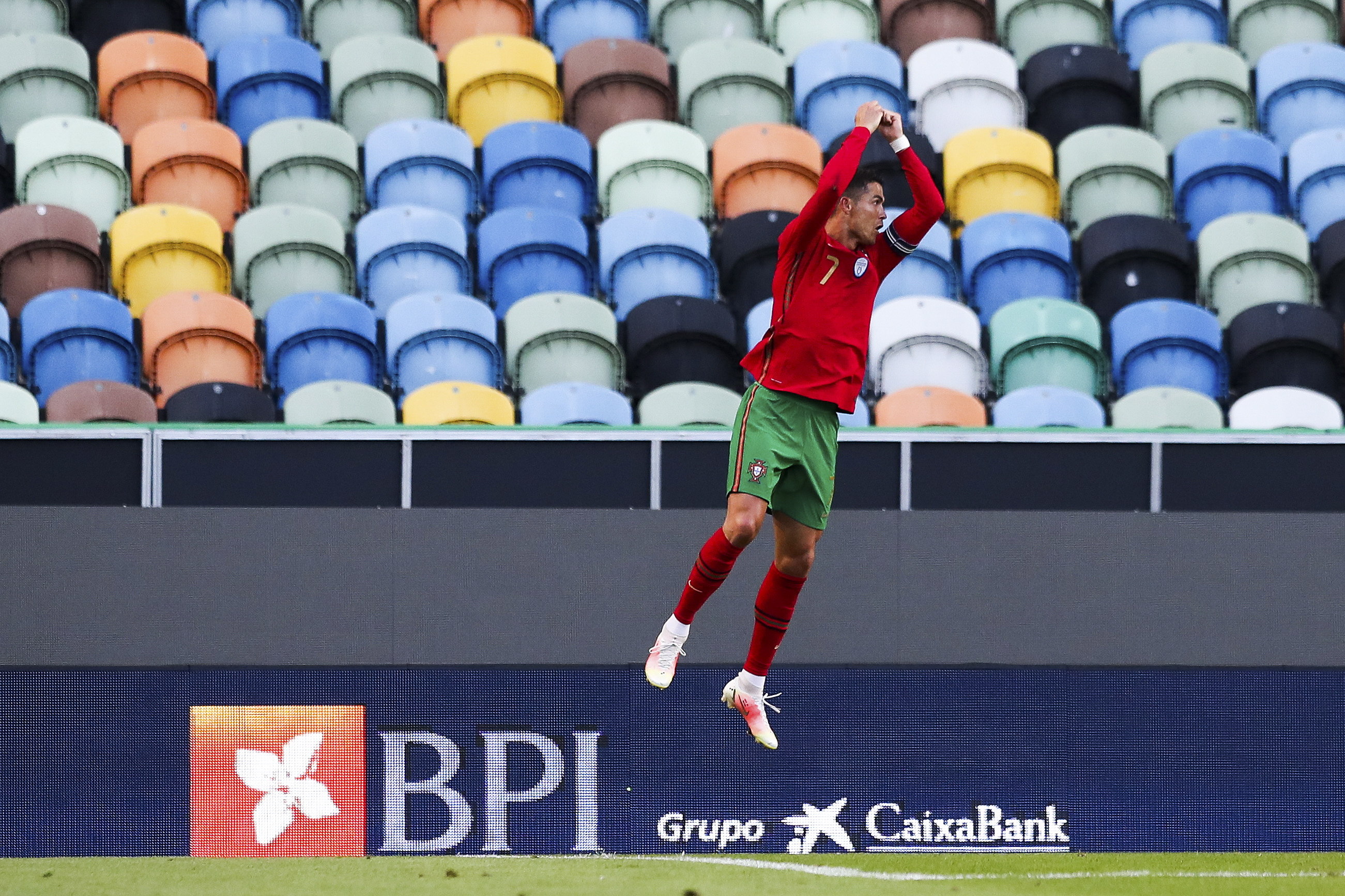 Cristiano Ronaldo celebra después de marcar uno de los goles en el partido amistoso ante Israel. Foto Prensa Libre: EFE.