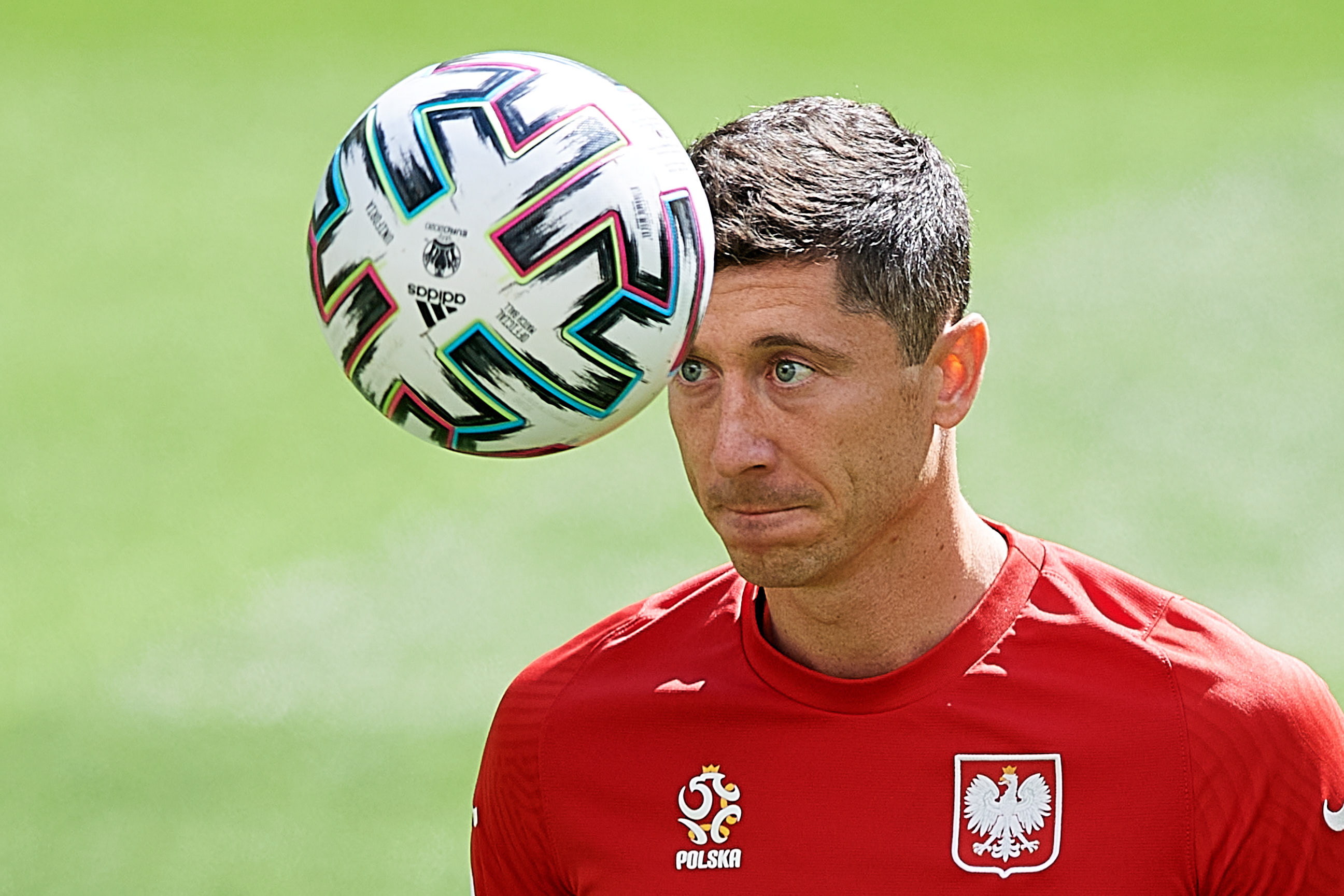 Robert Lewandowski durante un entreno con la Selección de Polonia. Foto Prensa Libre: EFE