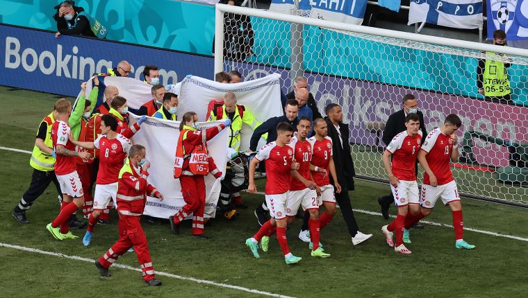 Christian Eriksen de Dinamarca recibió asistencia médica urgente en el terreno de juego. Luego lo llevaron de emergencia a un hospital. Foto Prensa Libre: EFE.