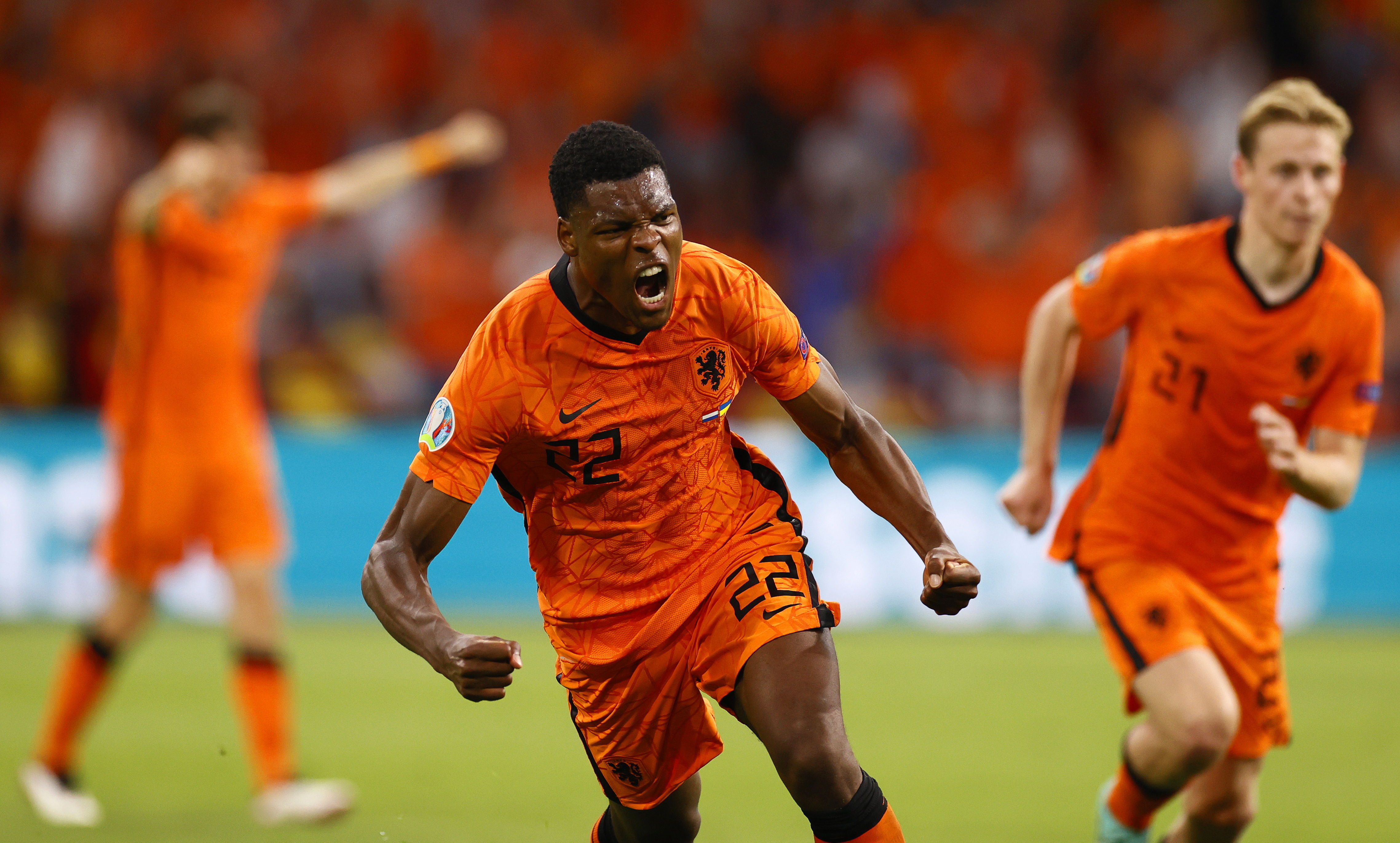 Denzel Dumfries celebra el gol de la victoria de Holanda frente a Ucrania. (Foto Prensa Libre: AFP)