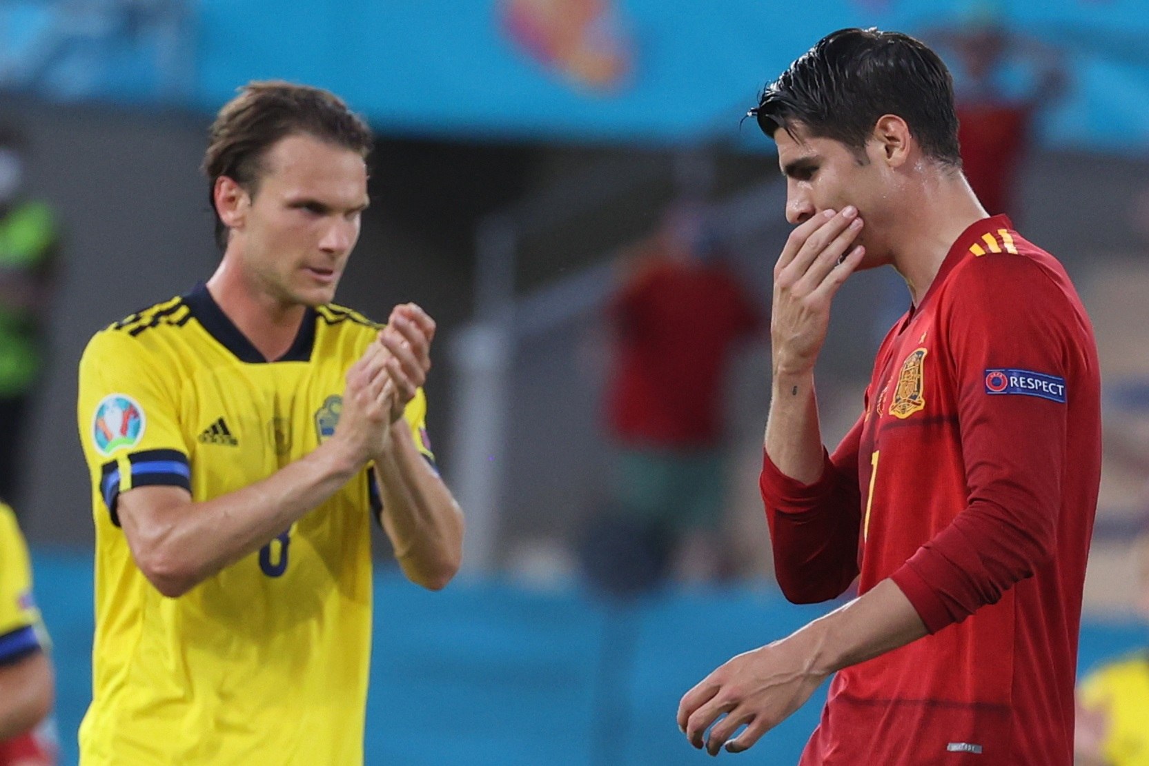 El delantero de la selección española Álvaro Morata (d) y el sueco Albin Ekdal, durante el partido del grupo E de la Eurocopa 2020 que disputaron este lunes 14 de junio en el estadio de La Cartuja, en Sevilla. Foto Prensa Libre: EFE.