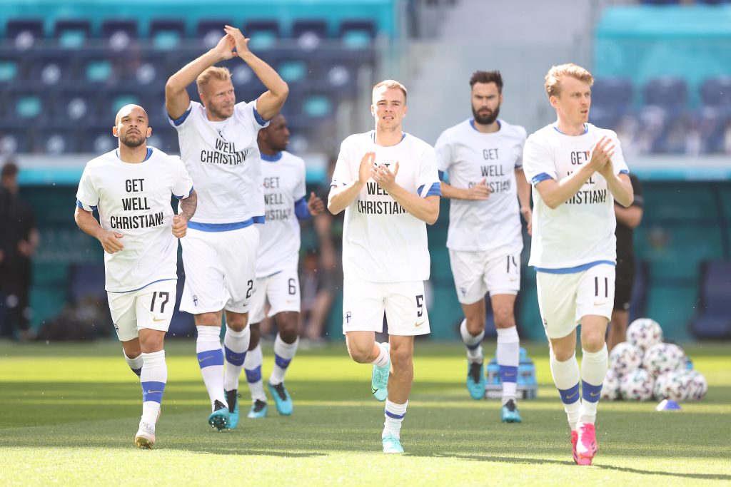 Los jugadores de Finlandia lucieron una playera con un mensaje de apoyo para Christian Eriksen de Denmark. "Get well Christian", se leía en ella. Foto Prensa Libre: EFE.