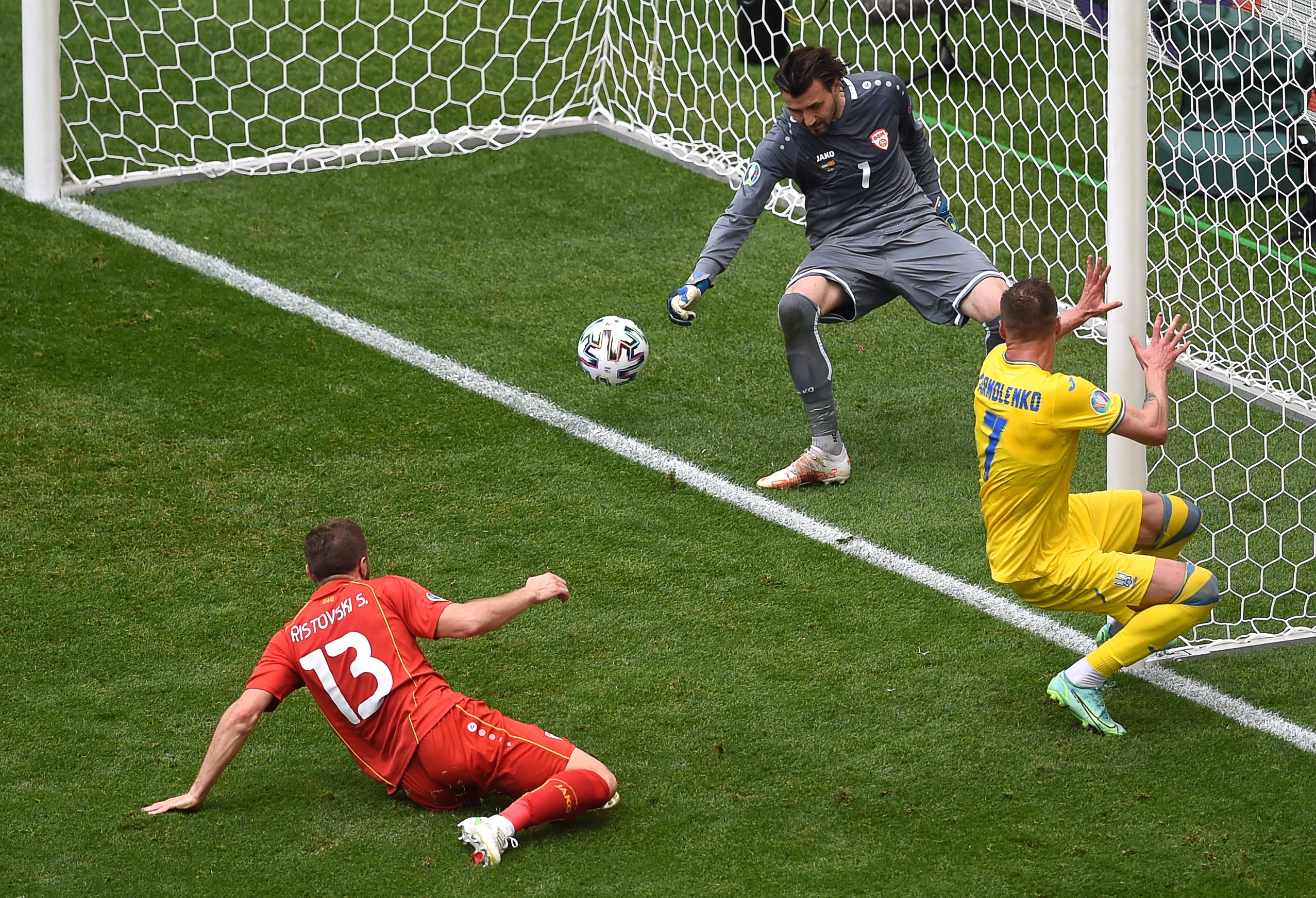 Andriy Yarmolenko de  Ucrania marcó el primer gol de su selección ante Macedonia del Norte. Foto Prensa Libre: EFE.