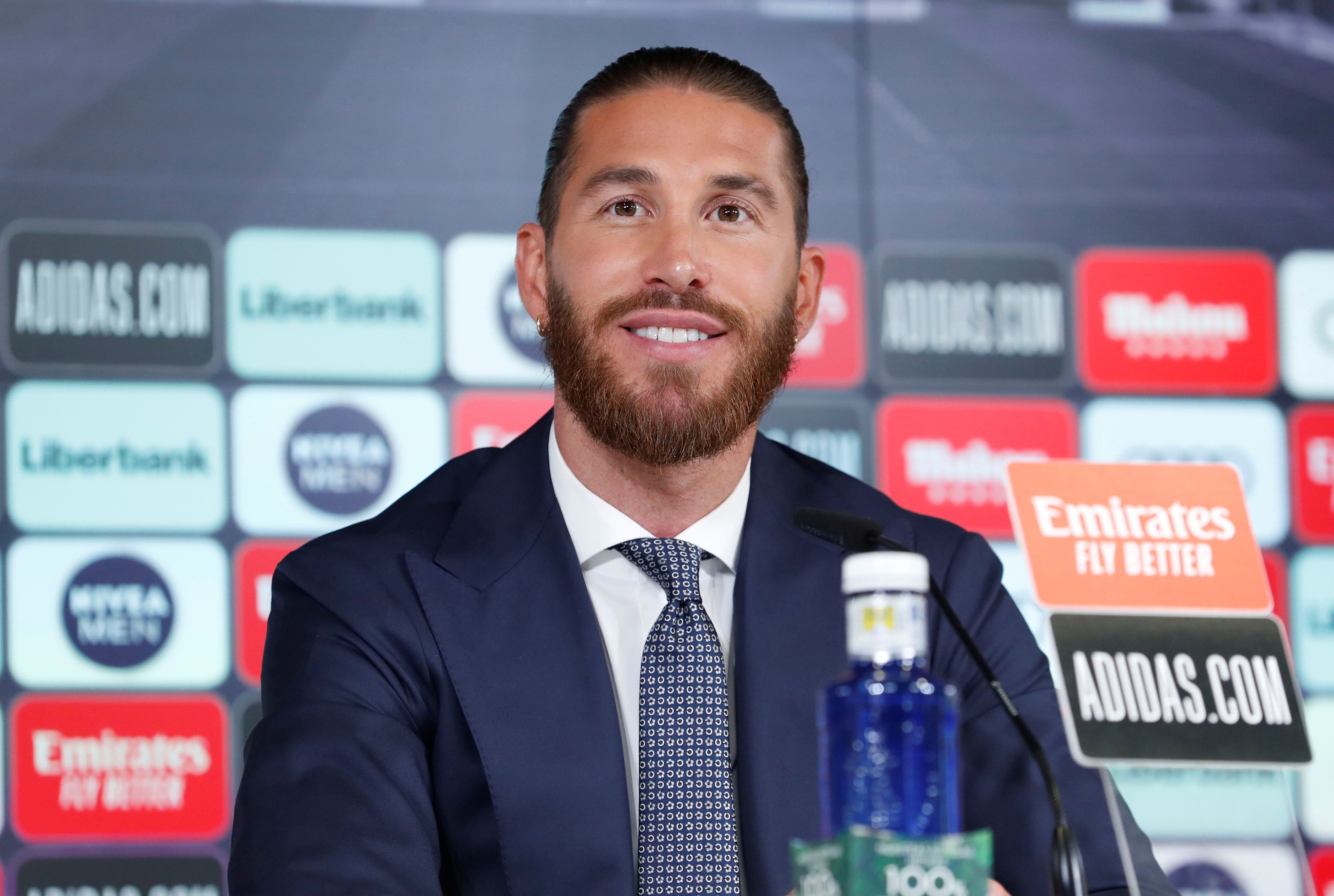 El central sevillano Sergio Ramos dejó al Real Madrid después de 16 temporadas. Un medio francés lo vincula ya con el PSG. Foto Prensa Libre: EFE.