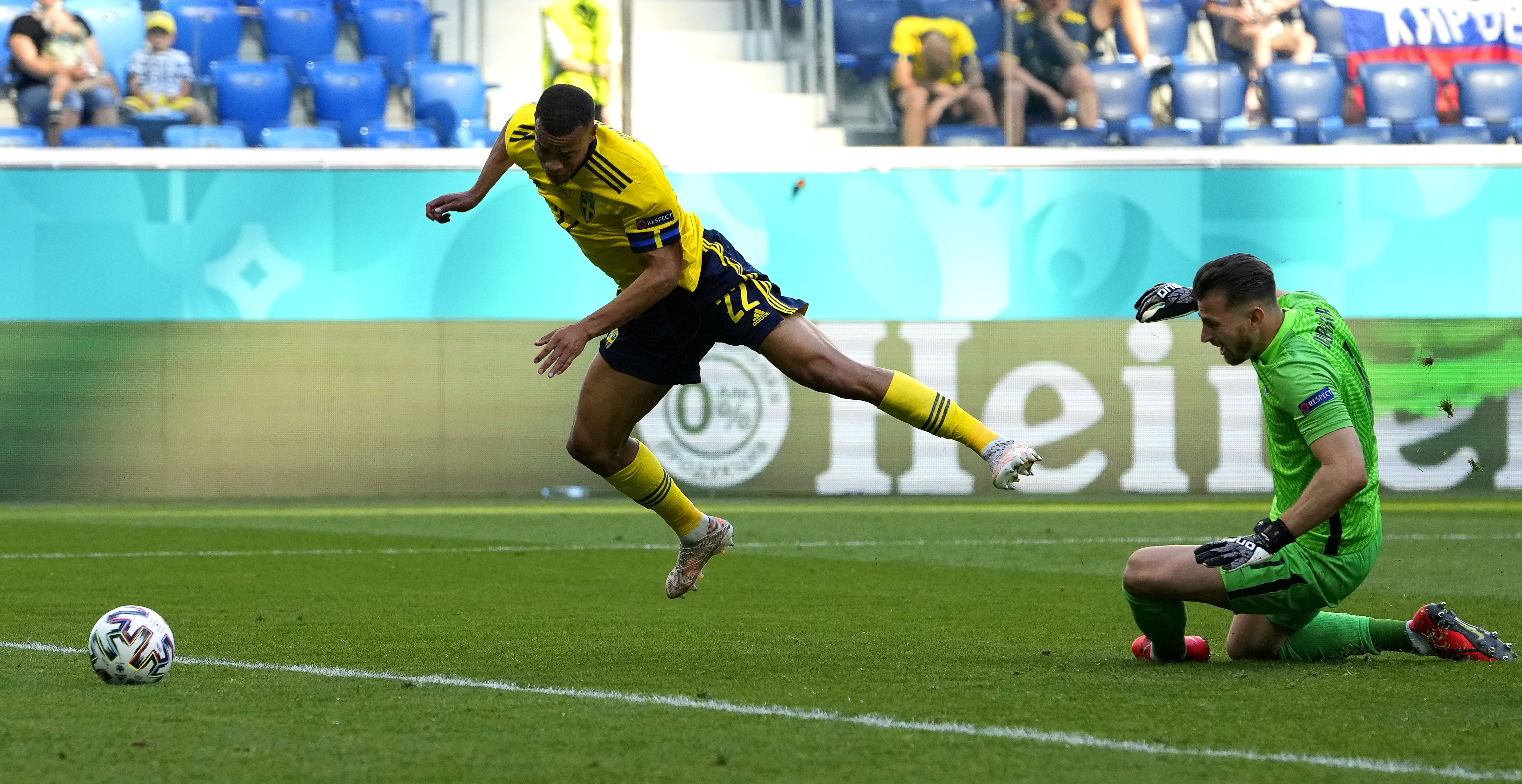 Robin Quaison (I) de Suecia recibe una del portero de Eslovaquia, Martin Dubravka (D) y el árbitro cobró penal. Emil Forsberg cobró y marcó el 1-0 final. Foto Prensa Libre: EFE.