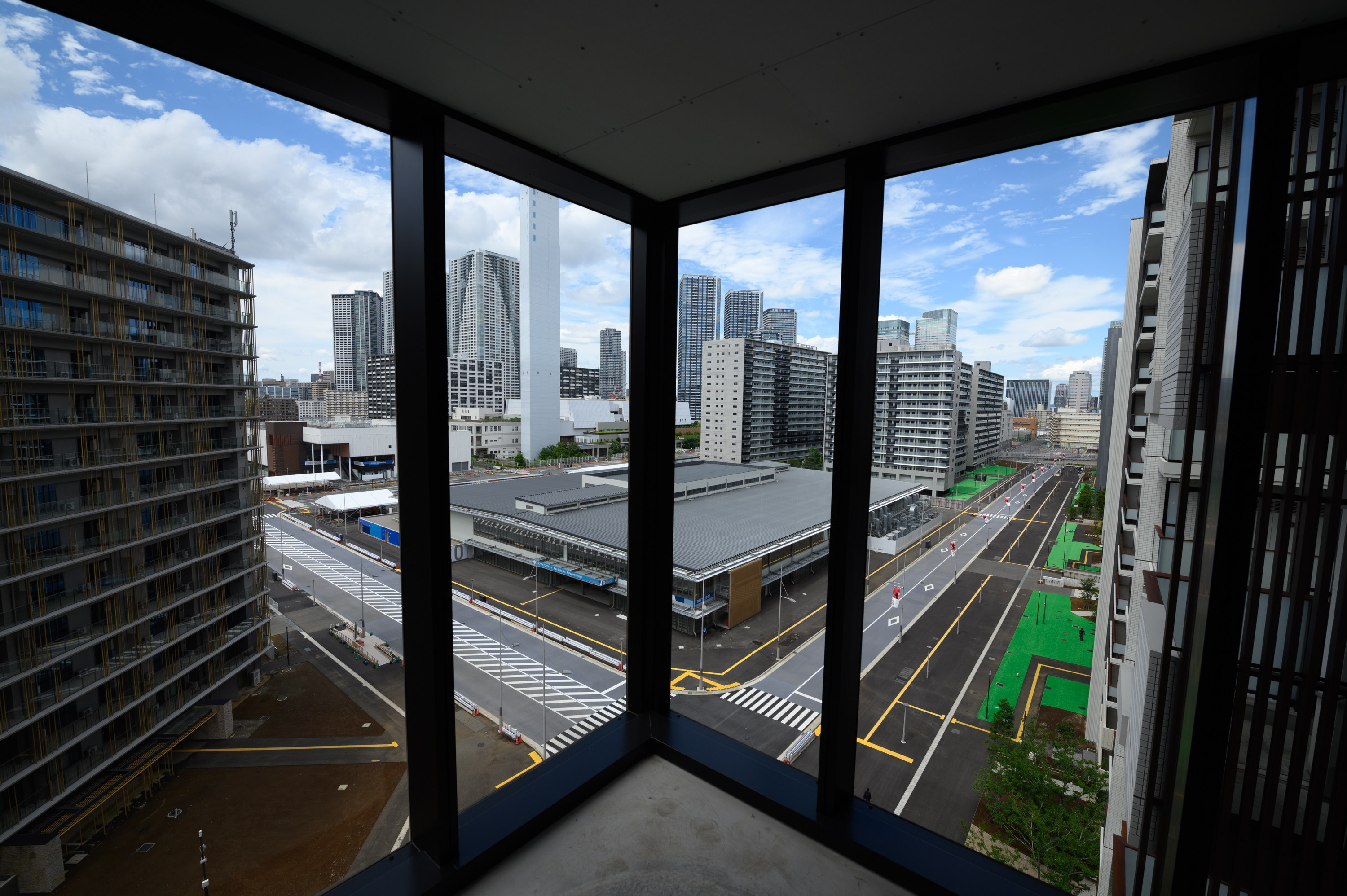 Vista general de los edificios residenciales para los atletas en la Villa Olímpica y Paralímpica de los Juegos de Tokio 2020, durante la visita de prensa, 20 de junio de 2021. Foto Prensa Libre: EFE.