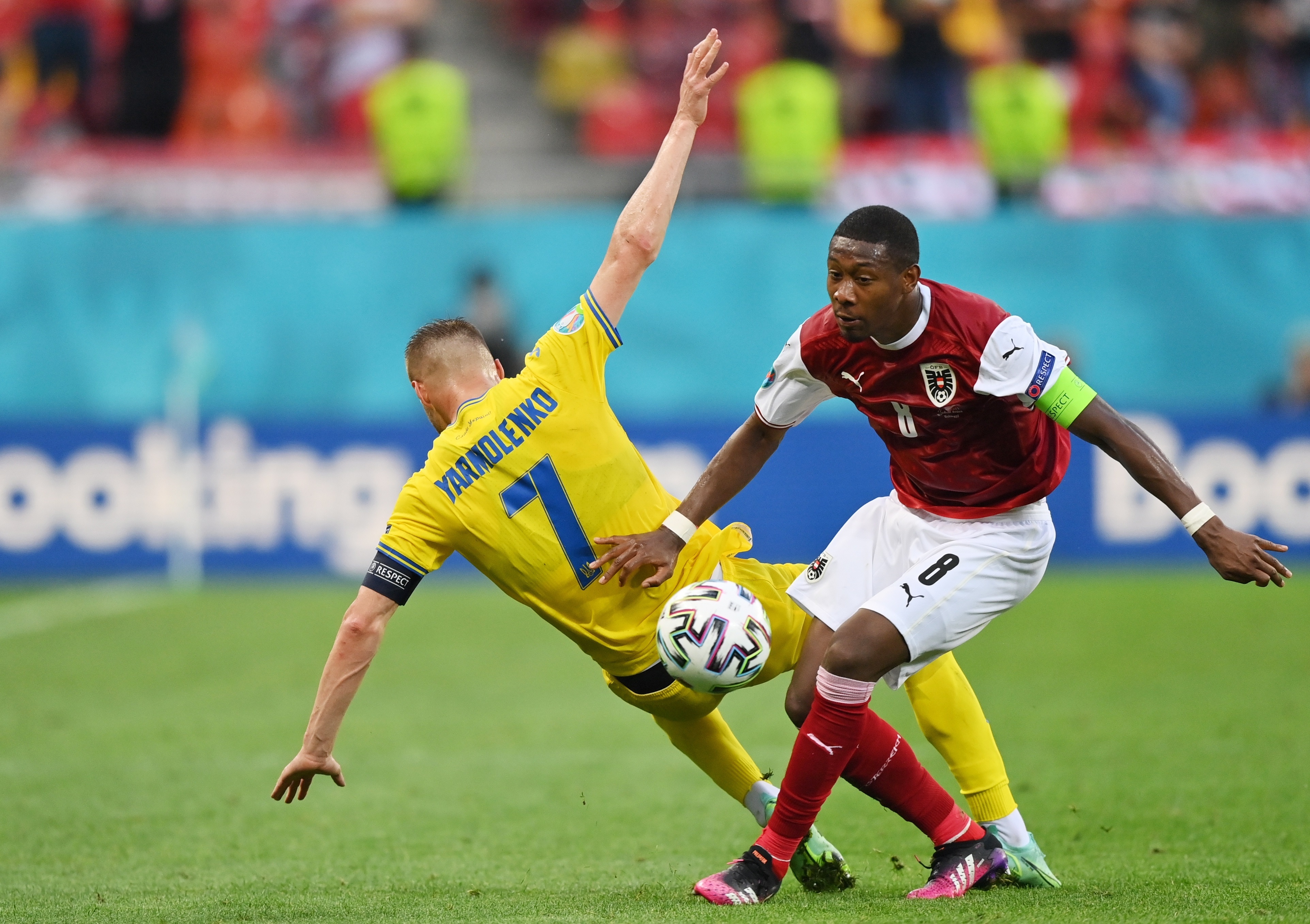 David Alaba (D) de Austria en una acción con Andriy Yarmolenko Ucrania durante el partido que disputaron este 21 de junio. Foto Prensa Libre: EFE.