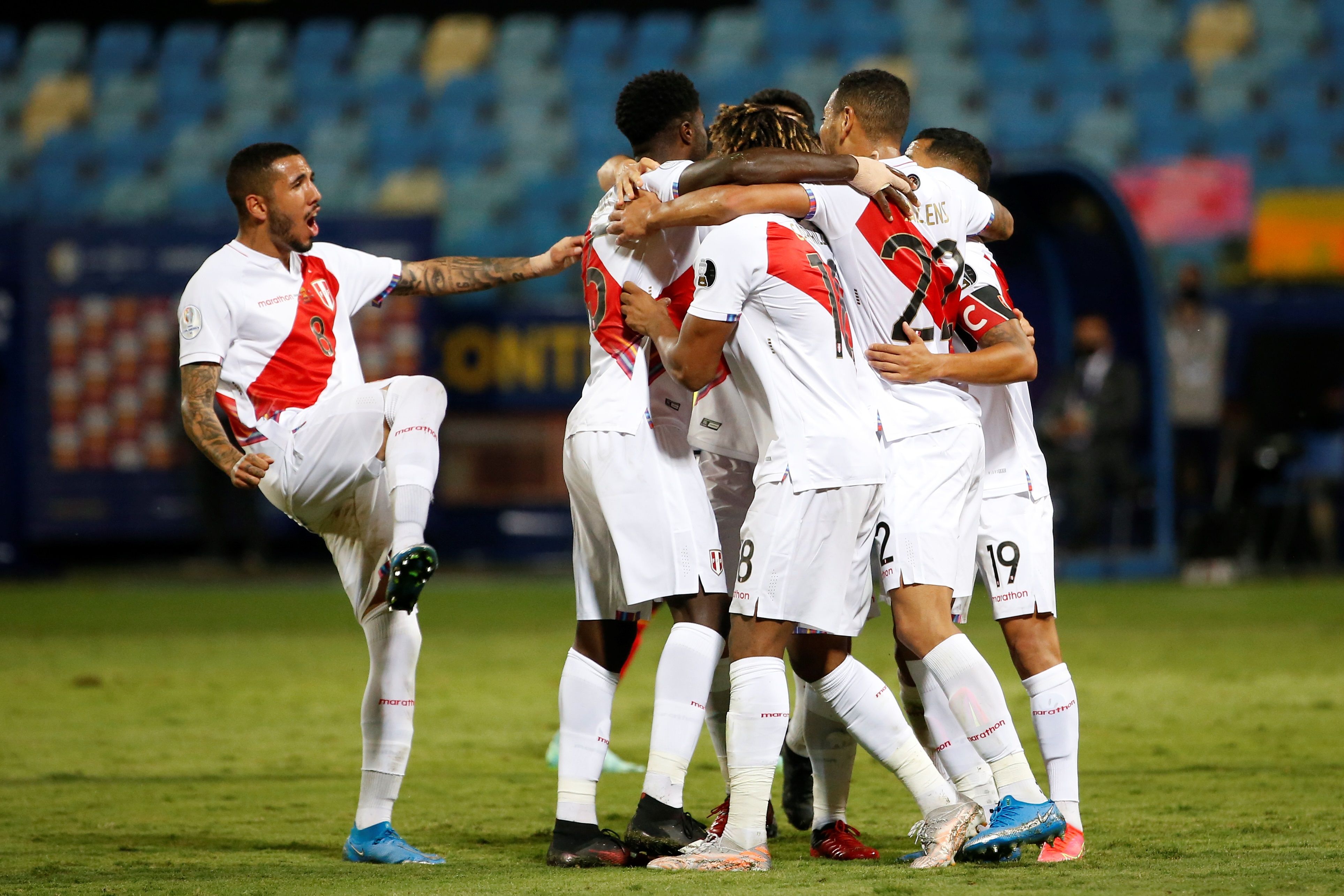 Jugadores de Perú celebran una de las dos anotaciones ante Colombia, durante un partido por el grupo B de la Copa América en el Estadio Olímpico Pedro Ludovico Teixeira, en Goiania (Brasil). FOto Prensa Libre: EFE.