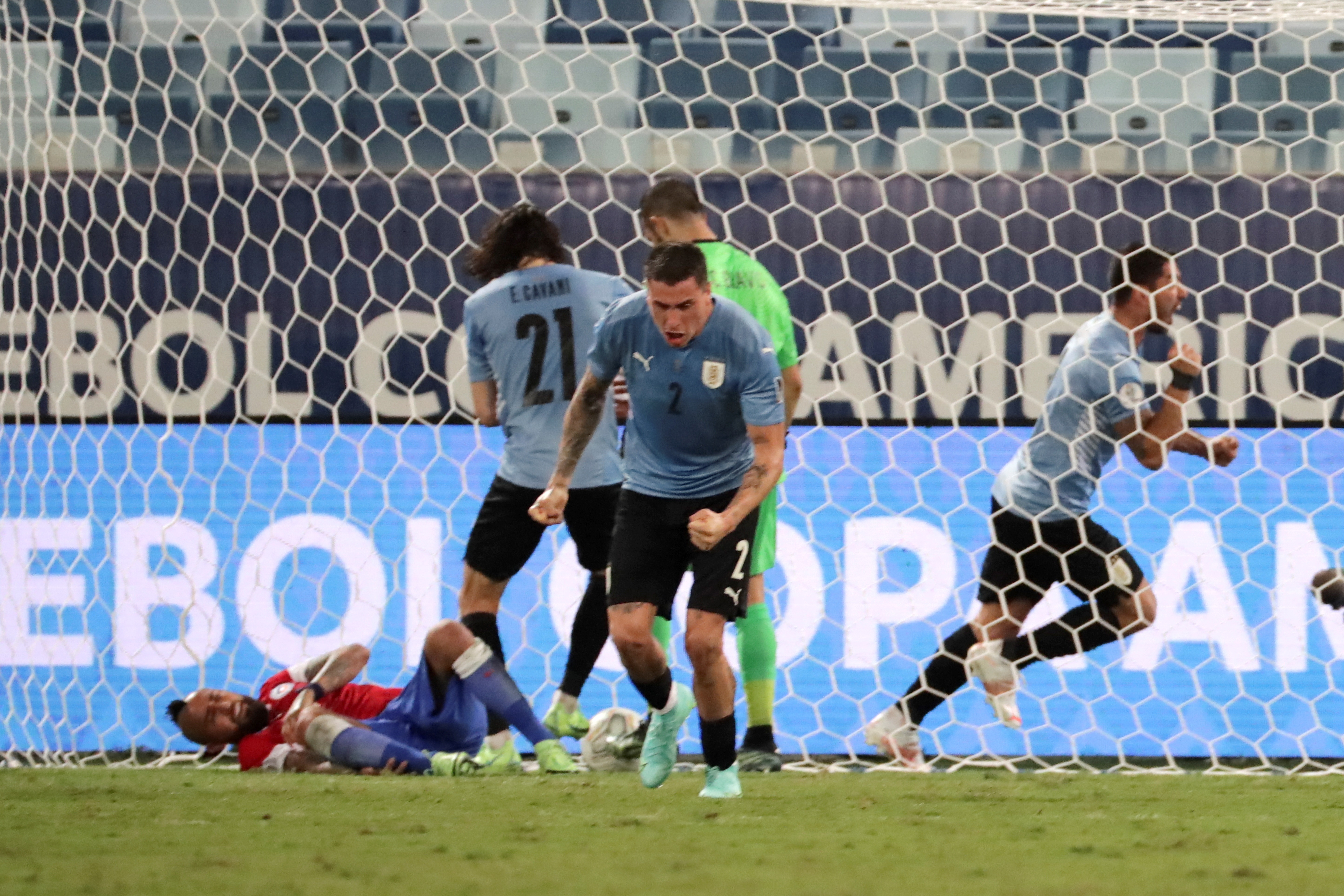 José Giménez (c) de Uruguay celebra un gol hoy ante Chile, durante un partido por el grupo A de la Copa América. (Foto Prensa Libre: EFE).
