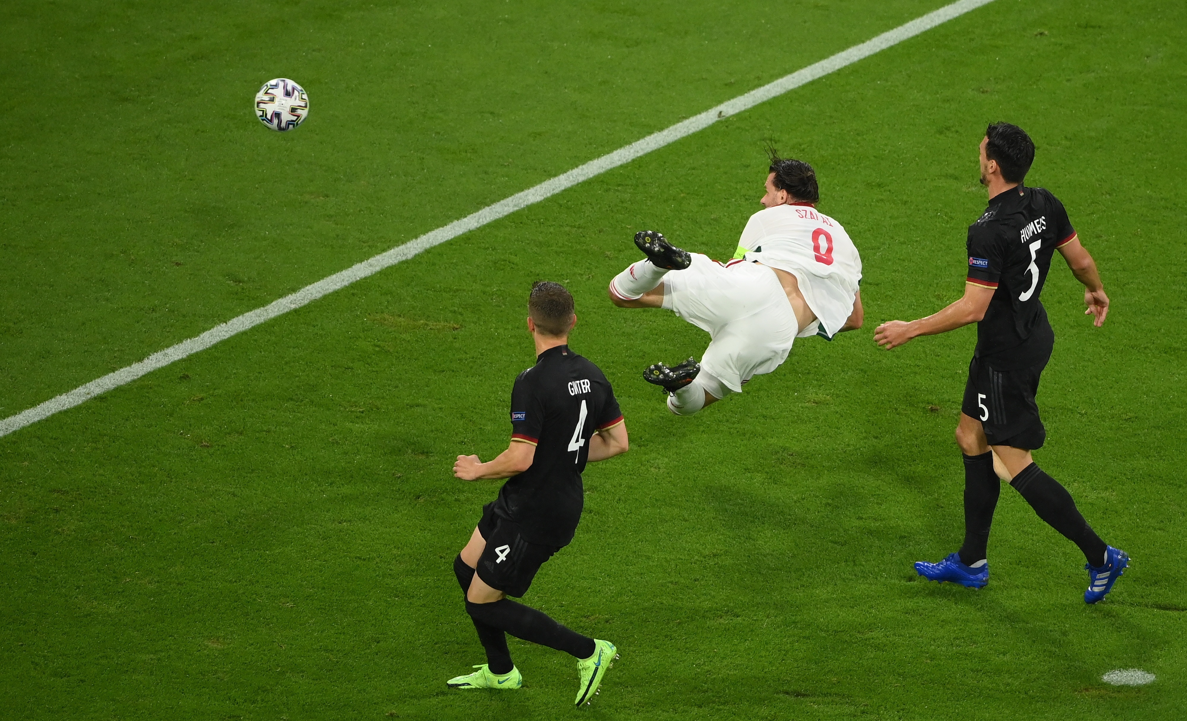 Adam Szalai de Hungría abrió el marcador ante Alemania. Al final empataron 2-2. Foto Prensa Libre: EFE.