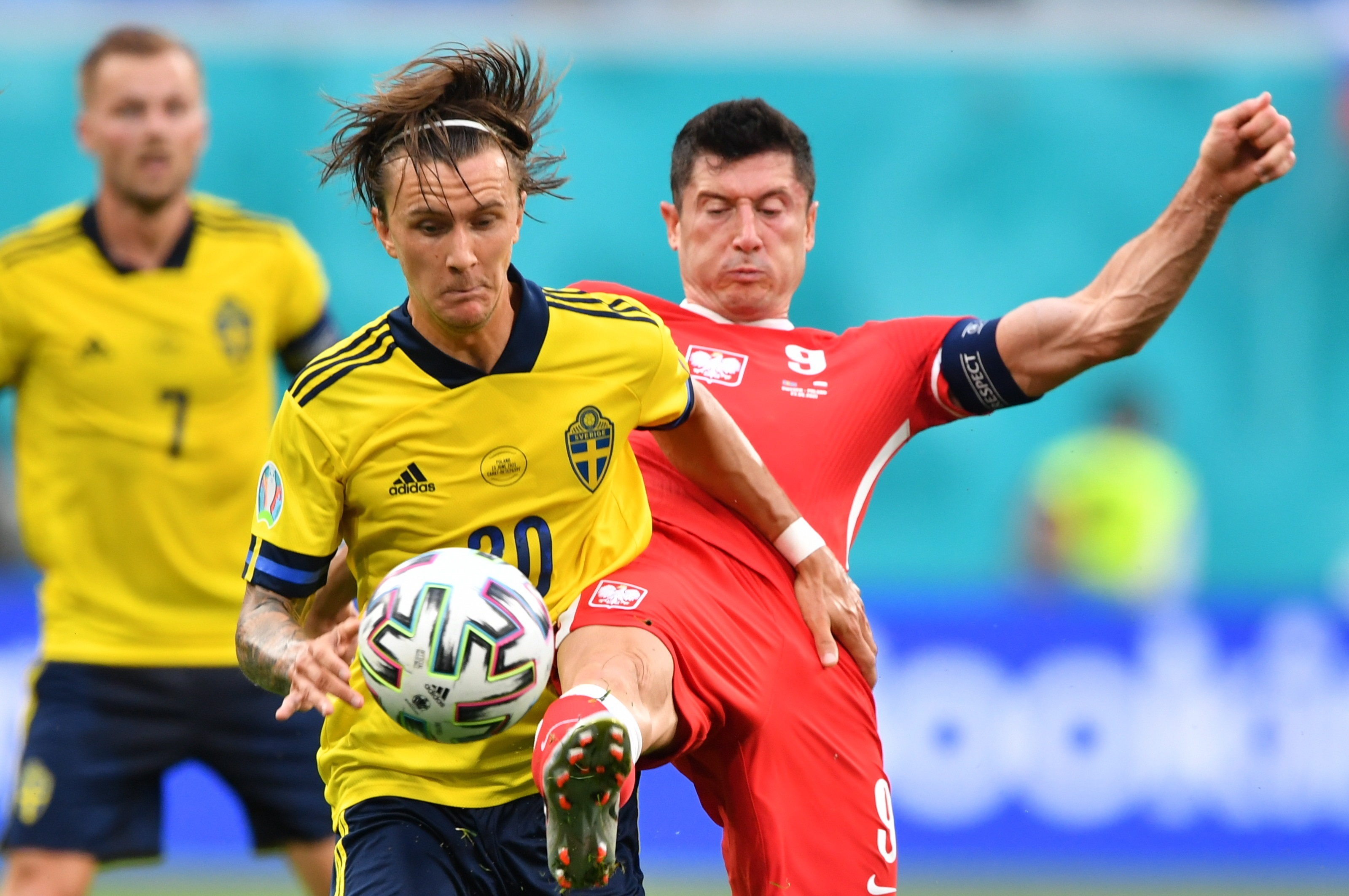 Robert Lewandowski (D) de Polonia y Kristoffer Olsson (I) de Suecia en una acción del juego que disputaron en la Eurocopa. Foto Prensa Libre. EFE.