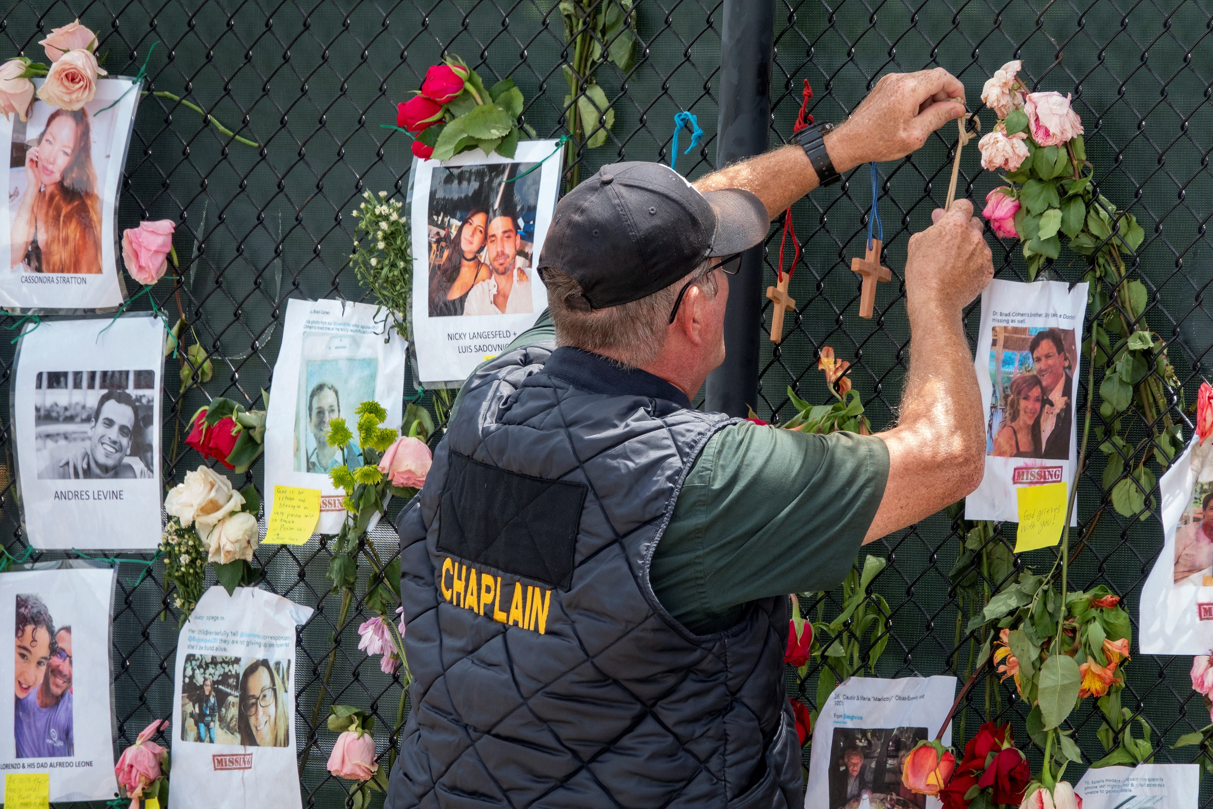 La directora del Departamento Médico del condado Miami-Dade, la doctora Emma Lew, aseguró hoy que habían logrado identificar a tres de los fallecidos, aunque no detalló sus nombres. (Foto Prensa Libre: EFE) 