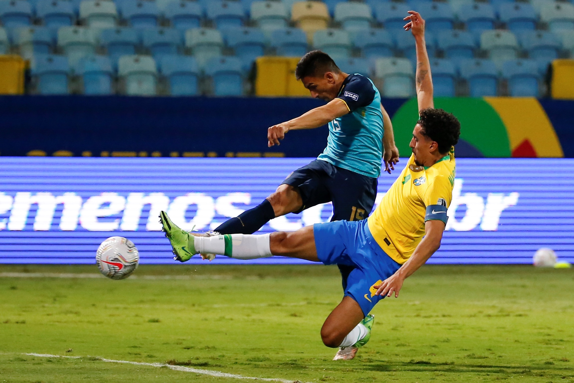 Ángel Mena (i) de Ecuador patea para anotar contra Brasil, durante un partido por el Grupo B de la Copa América en el estadio Olímpico Pedro Ludovico Teixeira, en Goiania (Brasil). Foto Prensa Libre: EFE.