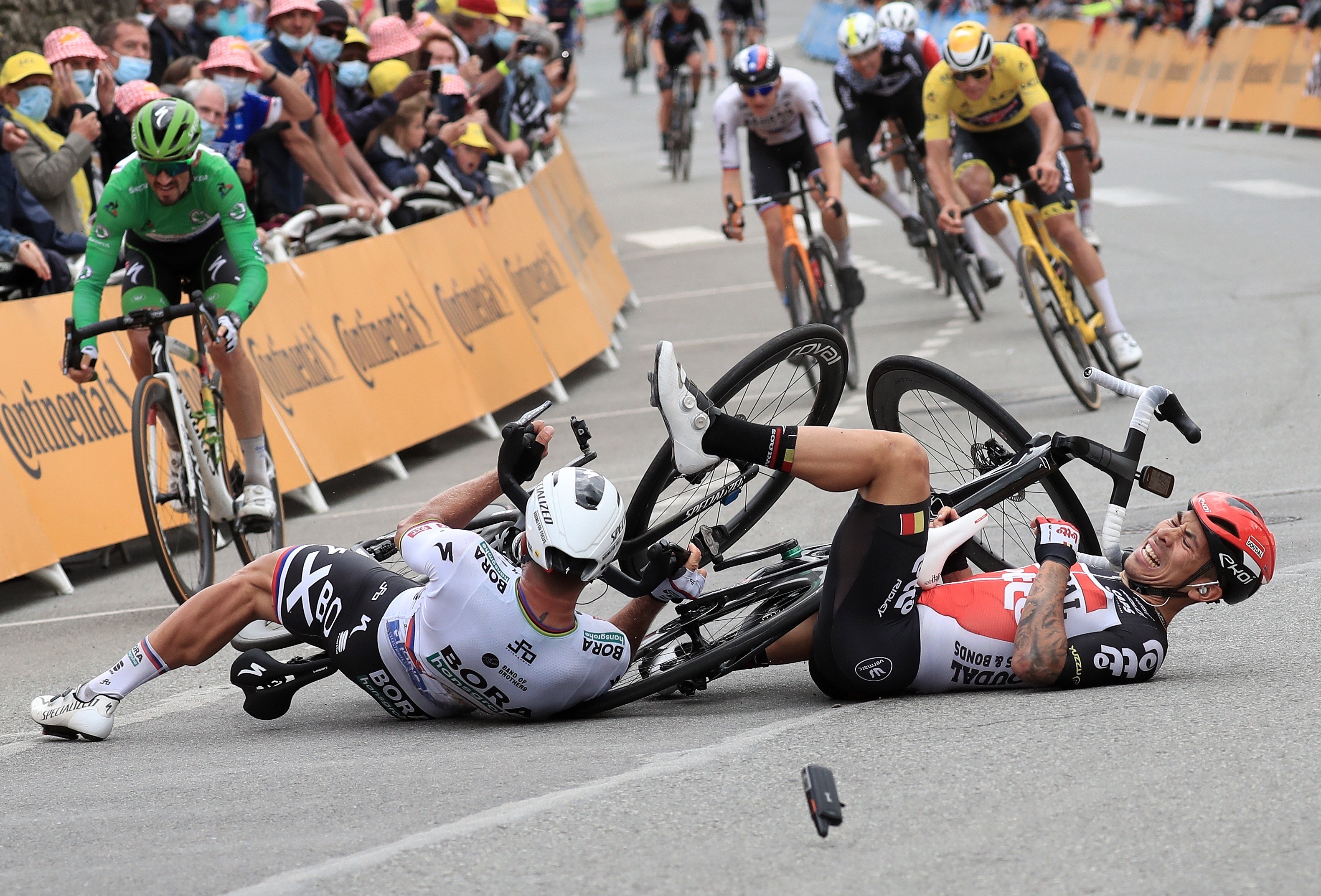 El australiano Caleb Ewan (d), del Lotto Soudal, y el eslovaco Peter Sagan, del Bora-Hansgrohe, colisionan justo antes de la línea de meta durante la tercera etapa del Tour de Francia.
(Foto Prensa Libre: EFE).