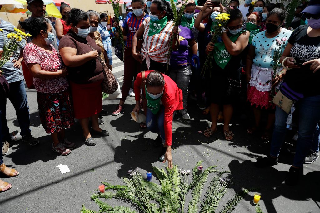 Mujeres se manifiestan en contra de la violencia machista a las afueras de una sede judicial en Cojutepeque. (Foto Prensa Libre: EFE)