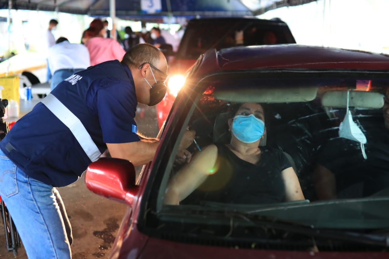 Miles de guatemaltecos están a la espera de ser vacunados con segunda dosis. (Foto Prensa Libre: Carlos Hernandez Ovalle)