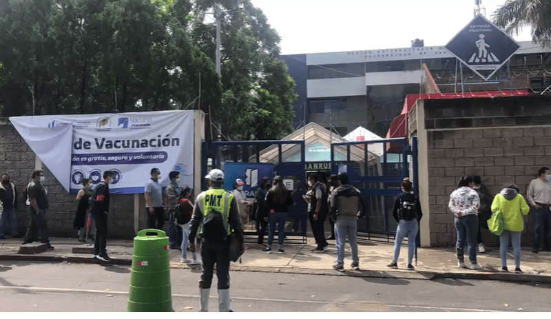 Los adultos mayores están probando suerte en distintos centros de vacunación al no recibir mensajes o encontrar los centros cerrados y sin vacunas. Fotografía: Andrea Domínguez. 