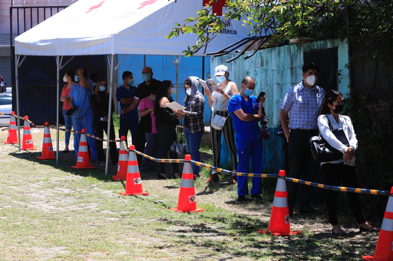 Continúan los problemas, tanto para registrarse como para vacunarse en el país. (Foto Prensa Libre: Élmer Vargas)