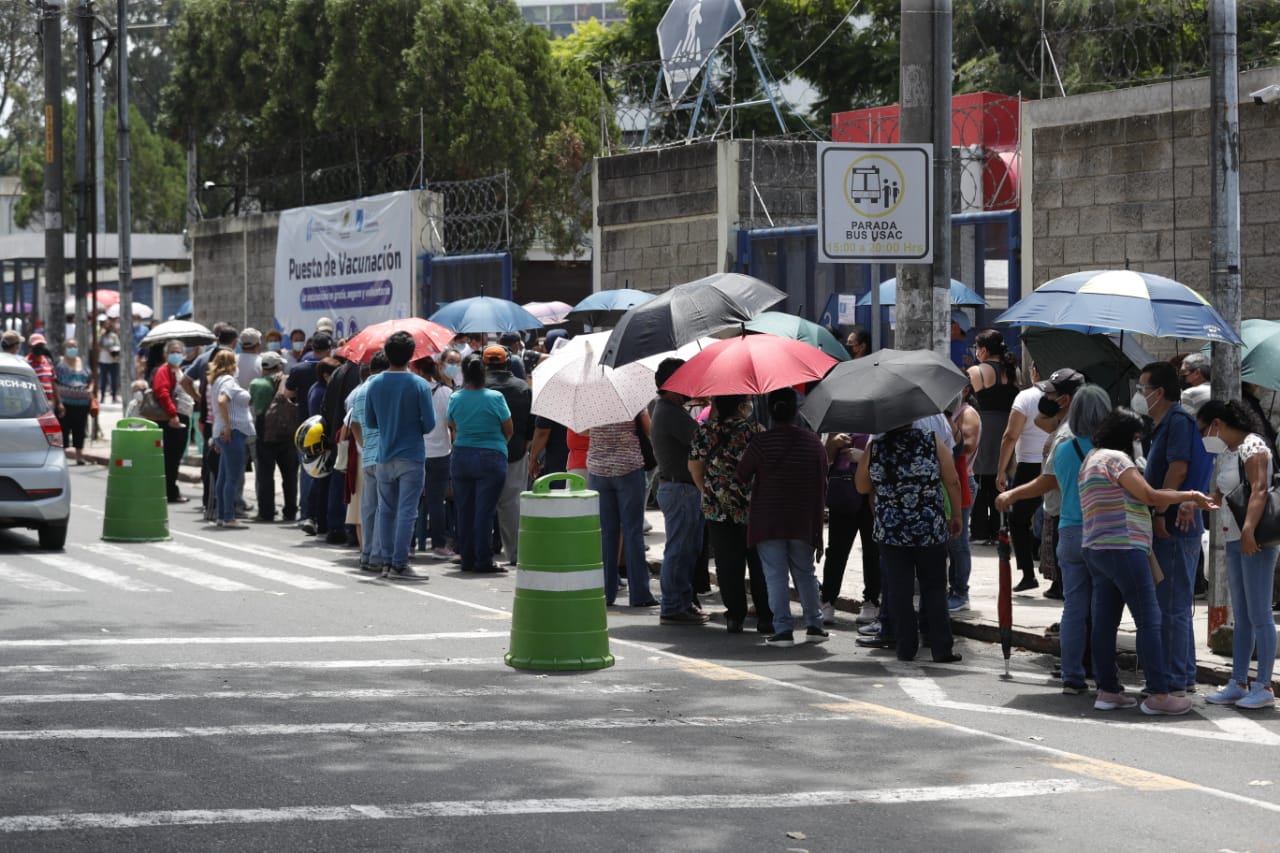 Aglomeraciones en puestos de vacunación de la capital. (Foto Prensa Libre: Esbin García)