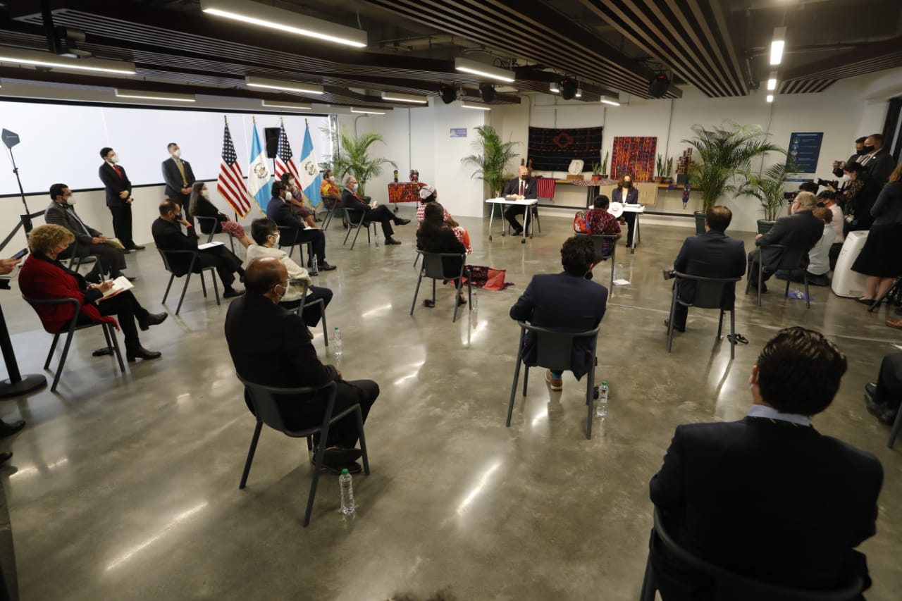 La vicepresidenta de EE. UU., Kamala Harris, se reúne con líderes de la sociedad civil en Guatemala. (Foto Prensa Libre: Esbin García)