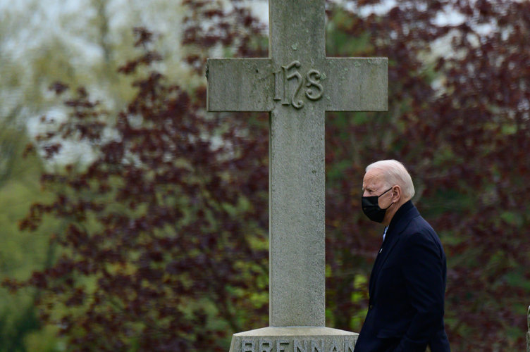 El presidente Joe Biden en una ilgesia en Delaware, el pasado 24 de abril de 2021. Los obispos católicos de EE.UU. impulsan una iniciativa para negar la comunión al presidente Biden, el segundo presidente católico de Estados Unidos.  (Erin Scott / The New York Times)