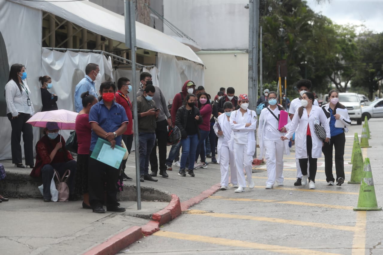 El Ministerio de Salud ofreció ampliar en las próximas semanas el rango de edad para poder vacunarse. (Foto Prensa Libre: Érick Ávila)