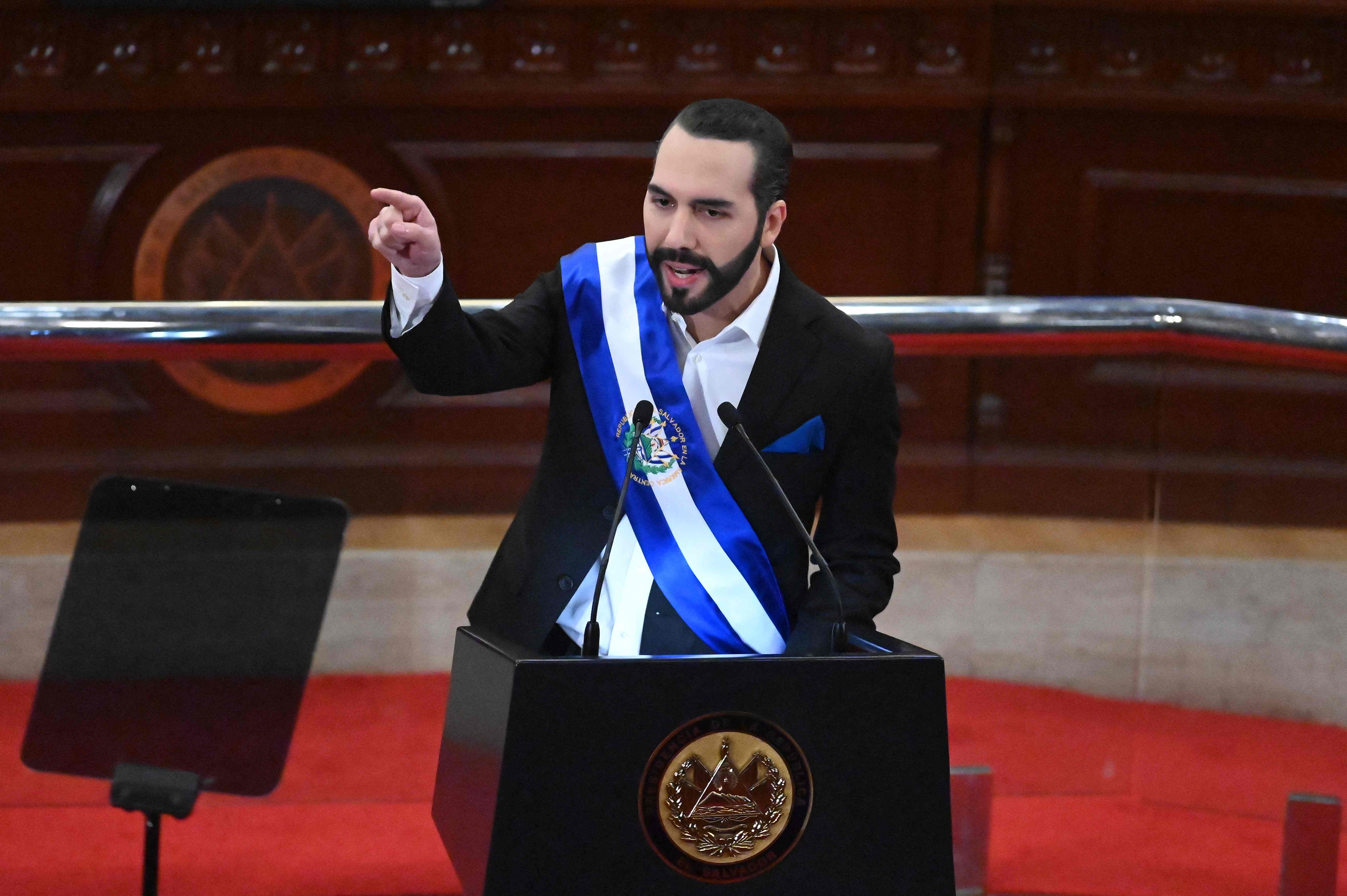 Nayib Bukele, presidente de El Salvador, acusa a dos empresas de telecomunicaciones de haber presuntamente bloqueado su discurso. (Foto Prensa Libre: AFP)