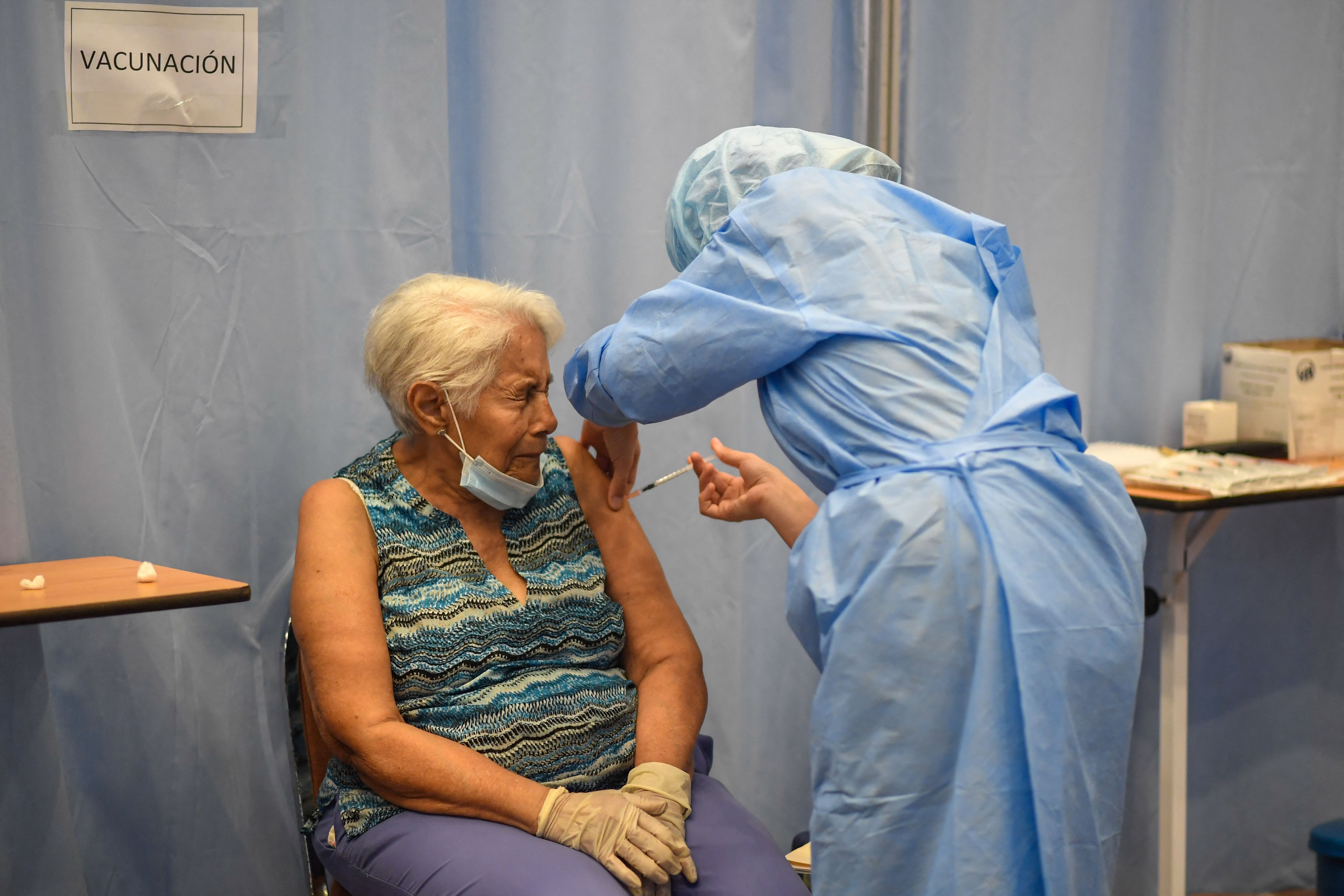 Por ahora solo se ha aceptado la vacuna como único fármaco efectivo contra el coronavirus. (Foto Prensa Libre: AFP)