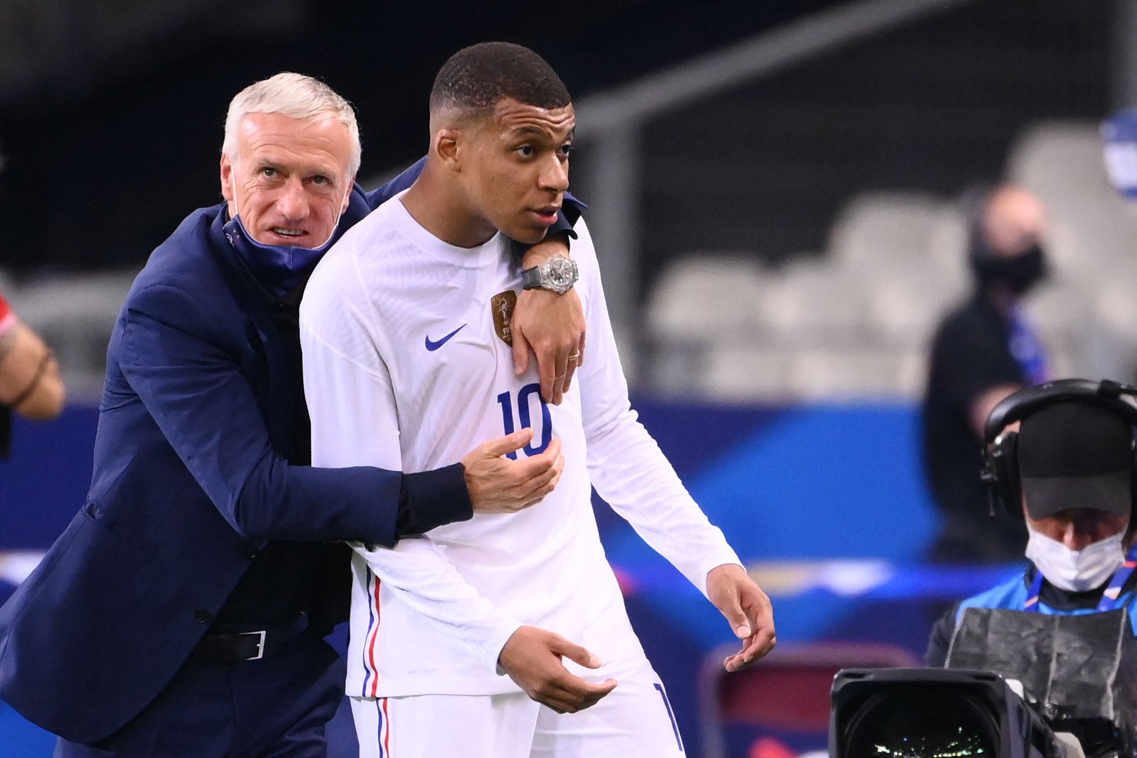 El técnico Didier Deschamps abraza al delantero Kylian Mbappe durante uno de los entrenamientos de la Selección de Francia. (Foto Prensa Libre: AFP).