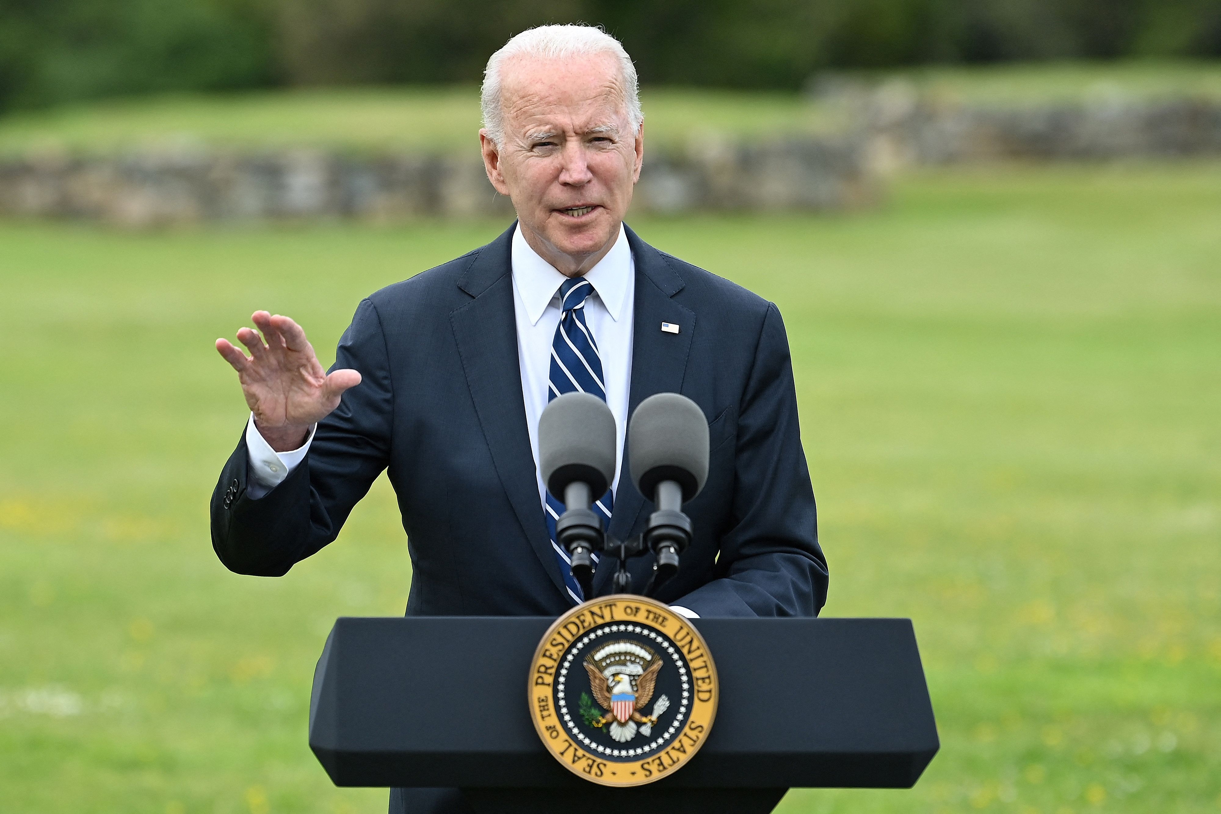 Durante su visita al Reino Unido, Joe Biden anunció la donación de 500 millones de vacunas, el mayor número jamás adquirido por un país.  (Foto Prensa Libre: AFP)