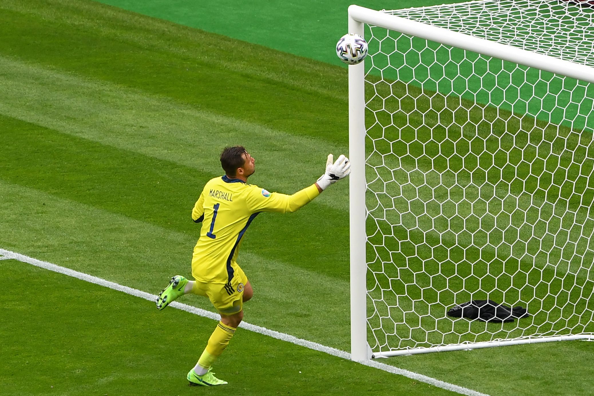 El portero de Escocia, David Marshall, no pudo atajar el disparo desde media cancha del checo Patrik Schick. Foto Prensa Libre: AFP.