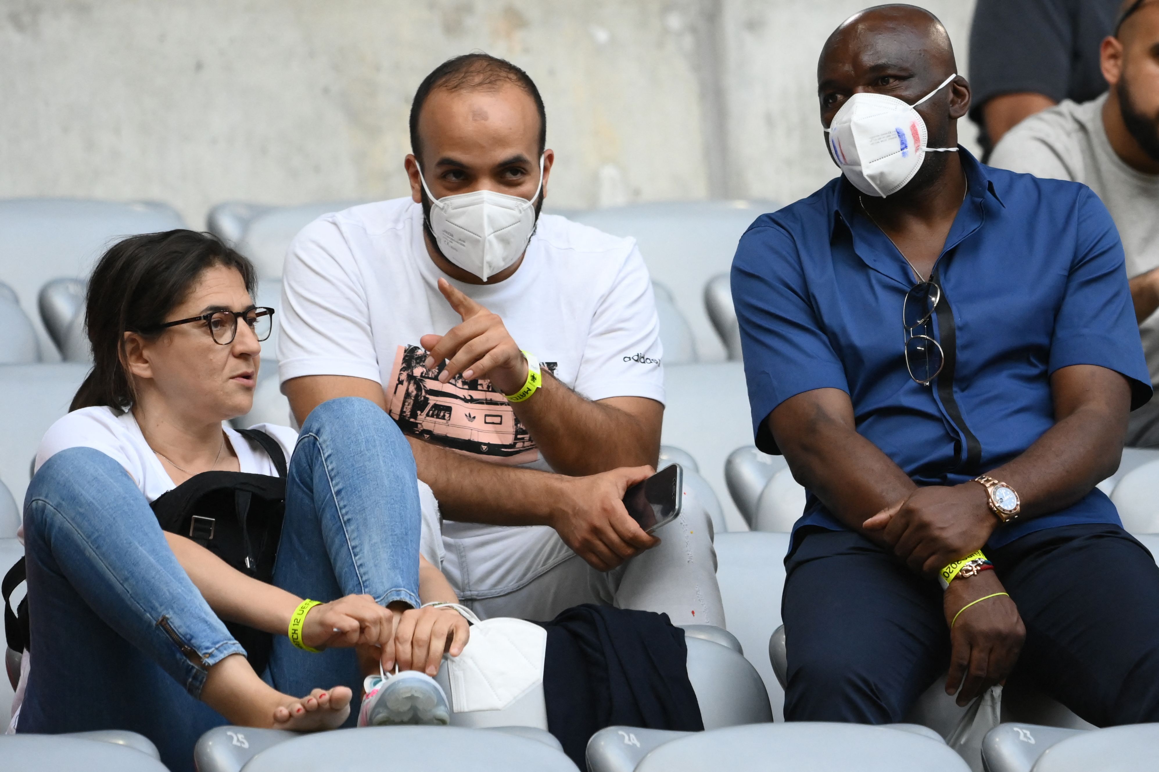 Fayza Lamari (I) y Wilfried Mbappe (D), los padres del delantero francés Kylian Mbappe. Ellos son quienes apoyan al artillero en sus negociaciones futbolísticas. Foto Prensa Libre: AFP.