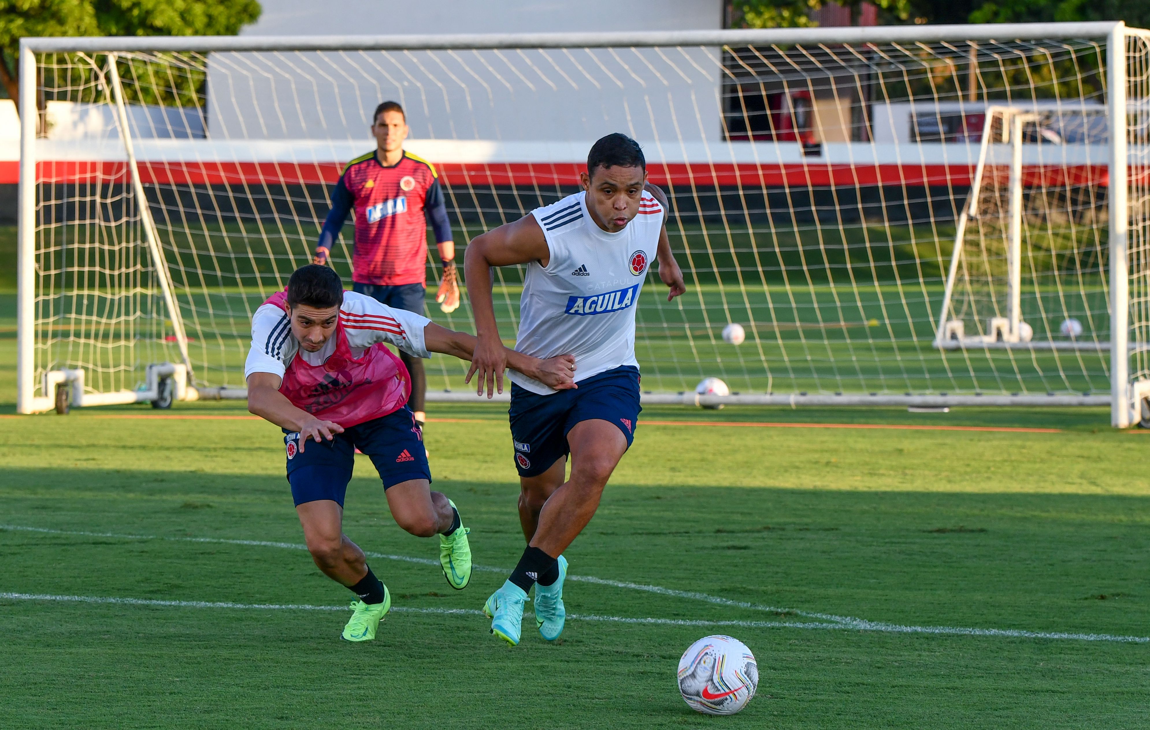 Luis Muriel y Stefan Medina durante el entrenamiento de la Selección de Colombia que el domingo enfrentará a Perú. (Foto Prensa Libre: AFP).