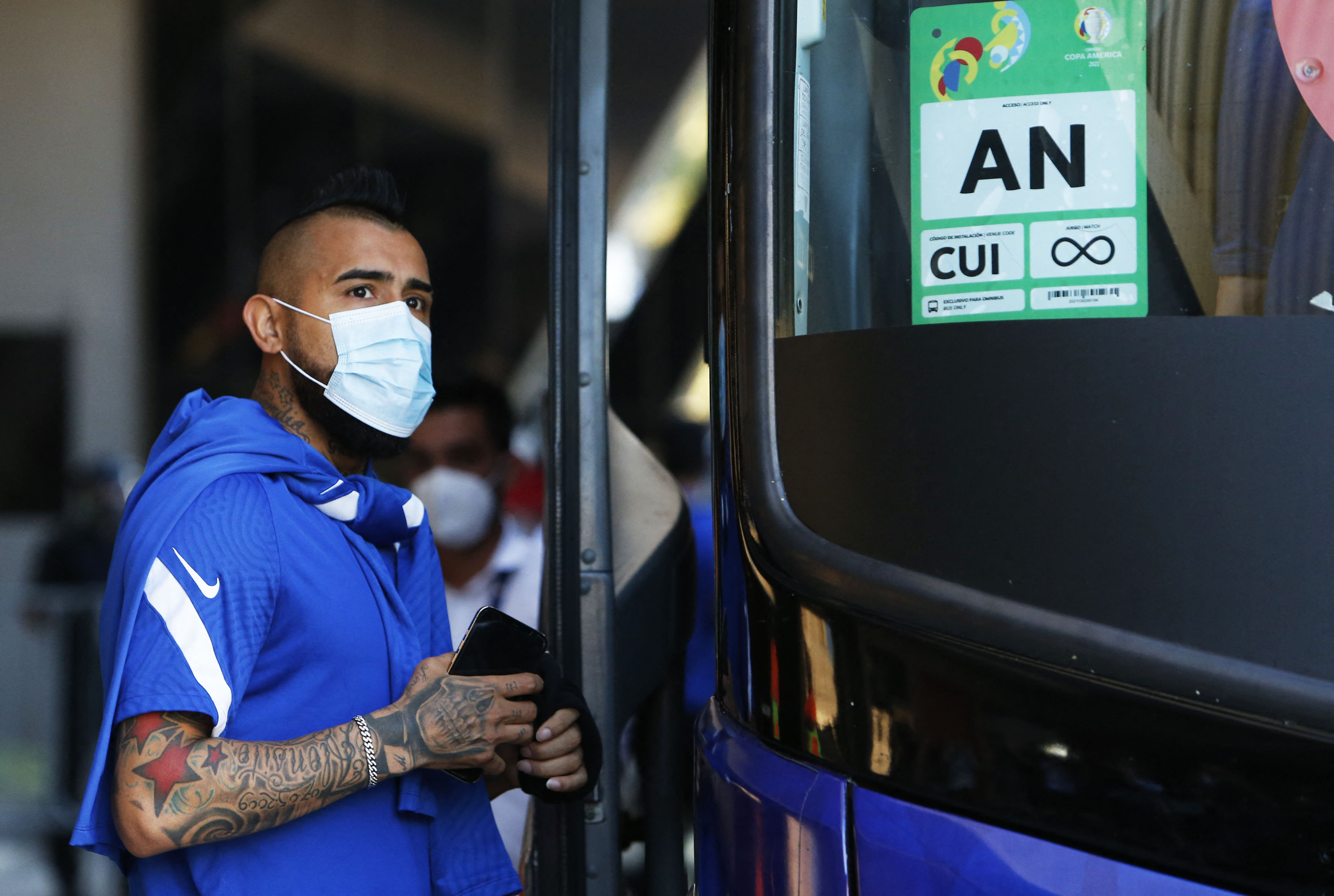 Arturo Vidal vuelve a estar en el ojo del huracán por haber roto la burbuja sanitaria, junto con otros jugadores, para cortarse el pelo. Foto Prensa Libre: AFP.