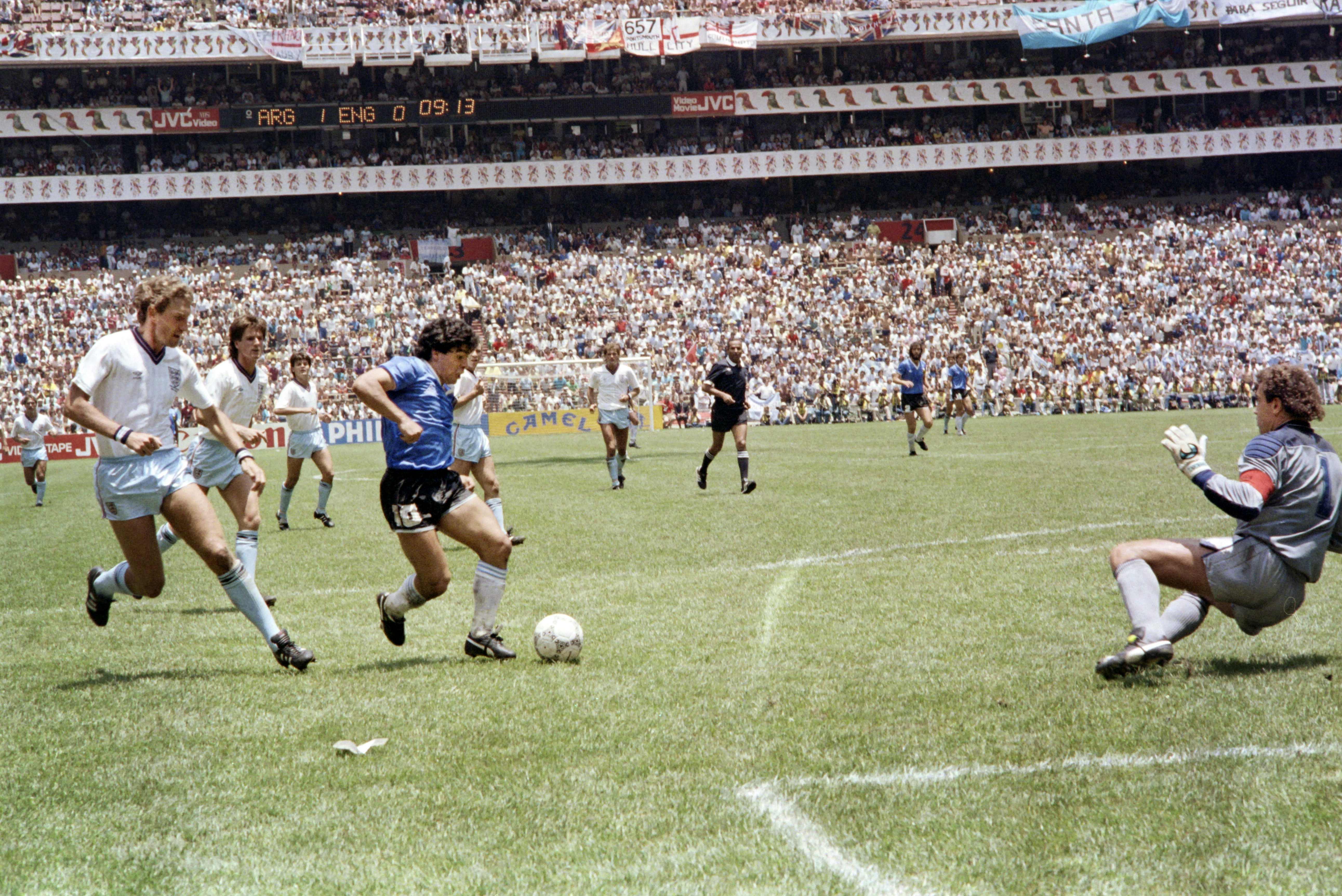 Esta foto tomada el 22 de junio de 1986 en México muestra cómo Diego Armando Maradona marca el gol del siglo ante Inglaterra. Foto Prensa Libre: AFP.