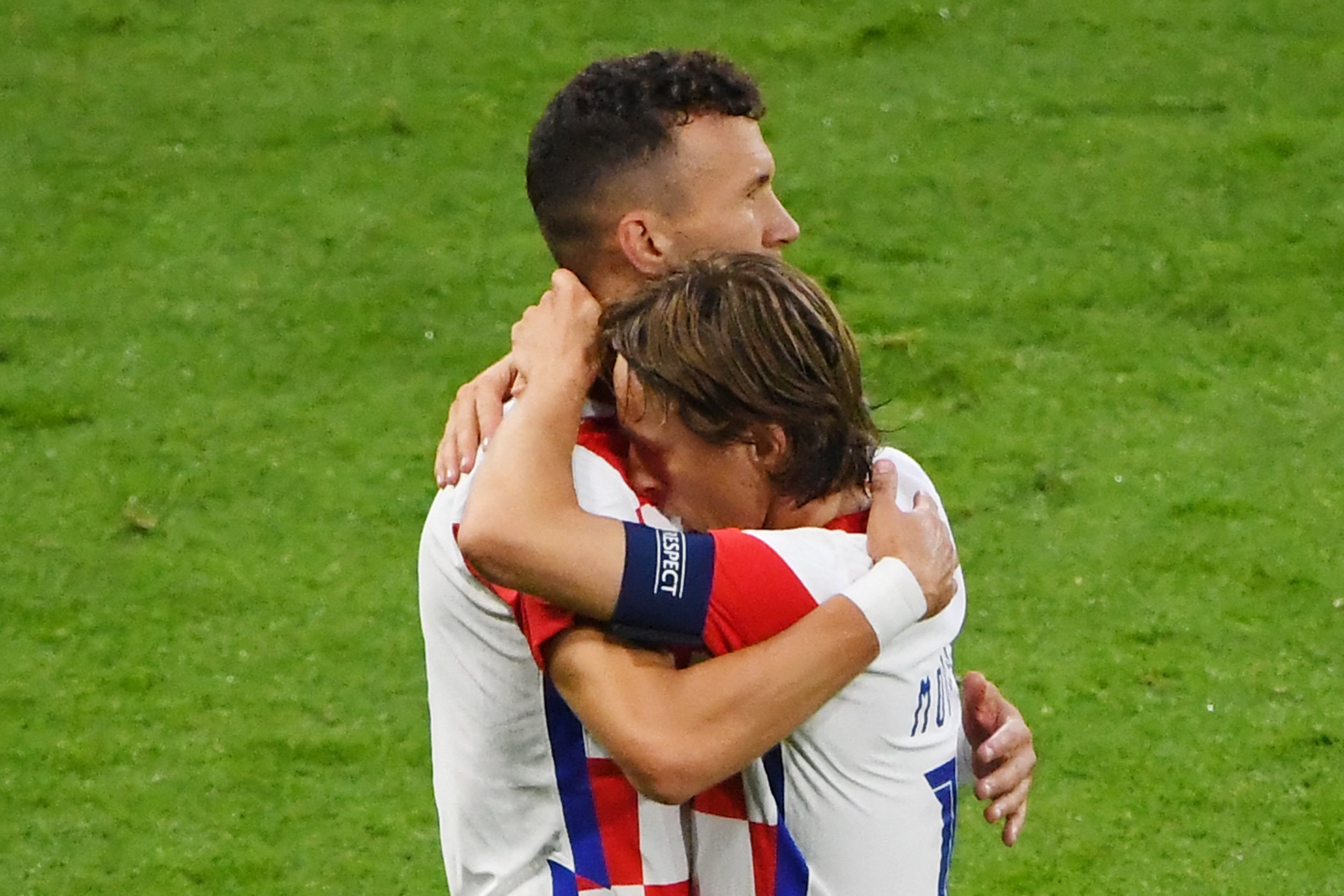 Ivan Perisic se felicita junto al capitá, Luka Modric, tras marcar el tercer gol ante Escocia en su duelo por la fase de grupos. (Foto Prensa Libre: AFP)