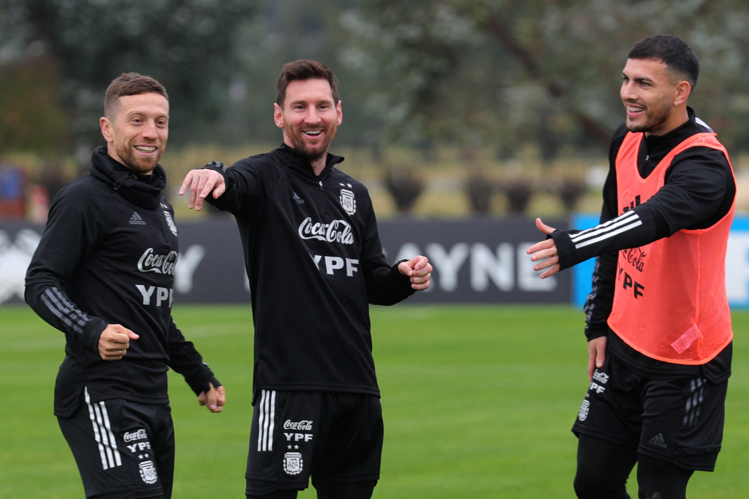 Hubo varios regalos para Leo Messi, un perfume, yerba mate, bebidas y ropa cara. 
(Foto Prensa Libre: AFP)