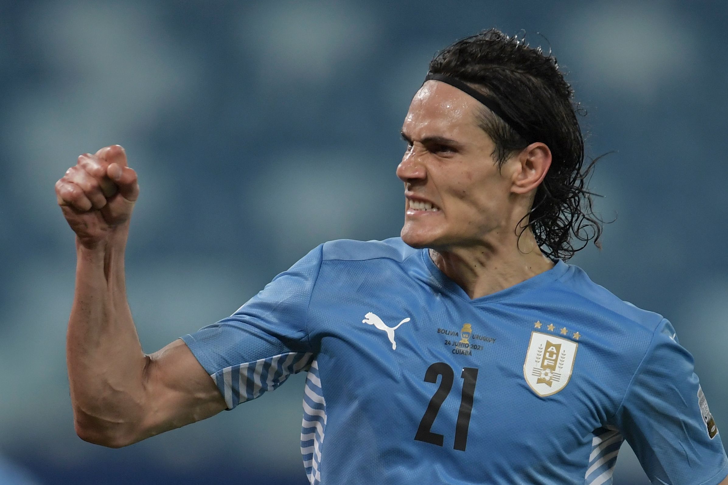 Edinson Cavani celebra el segundo gol de Uruguay en la victoria contra Bolivia. (Foto Prensa Libre: AFP).