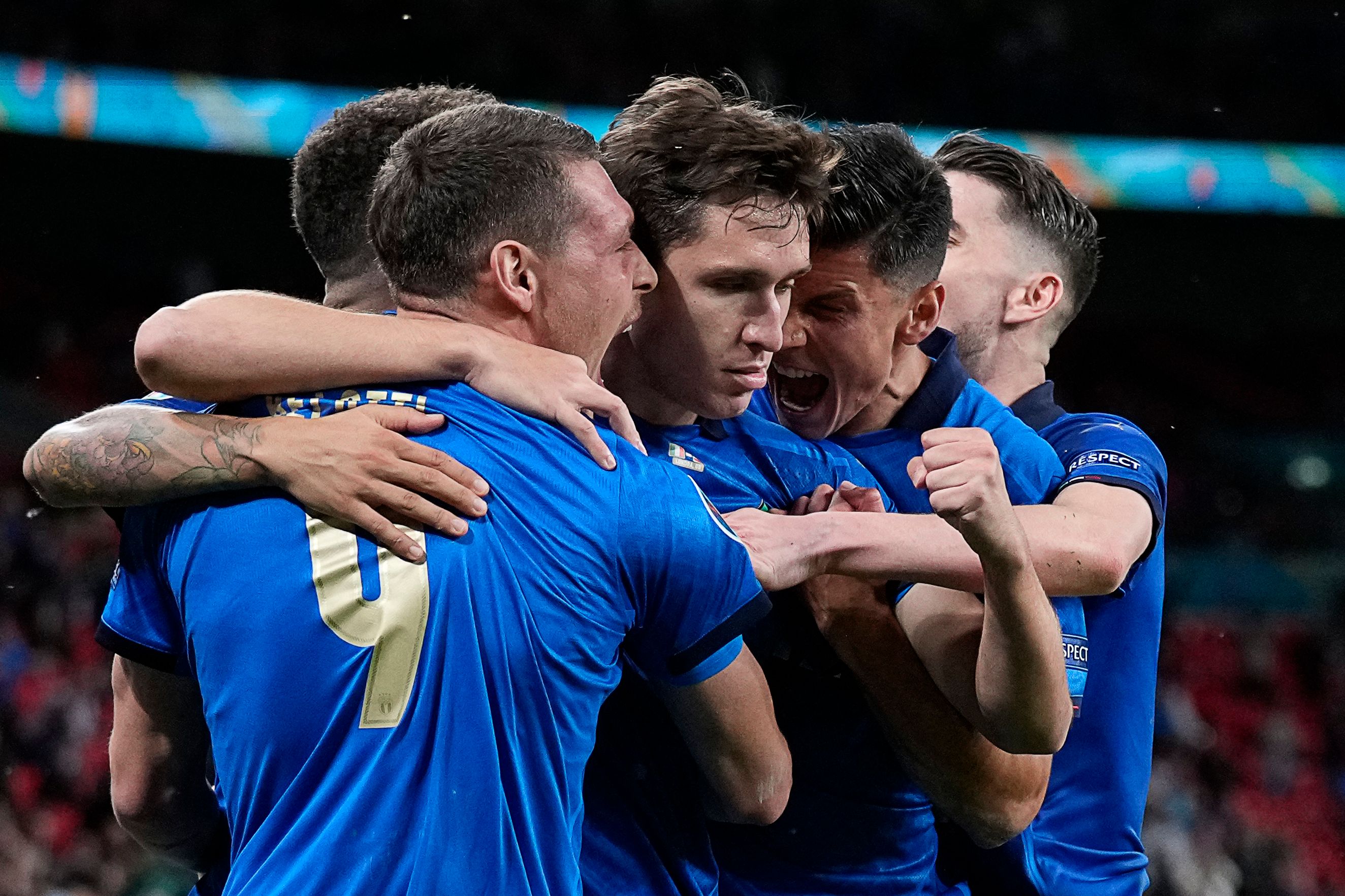 Federico Chiesa, junto a sus compañeros celebrando el dos a cero ante Austria. (Foto Prensa Libre: AFP)