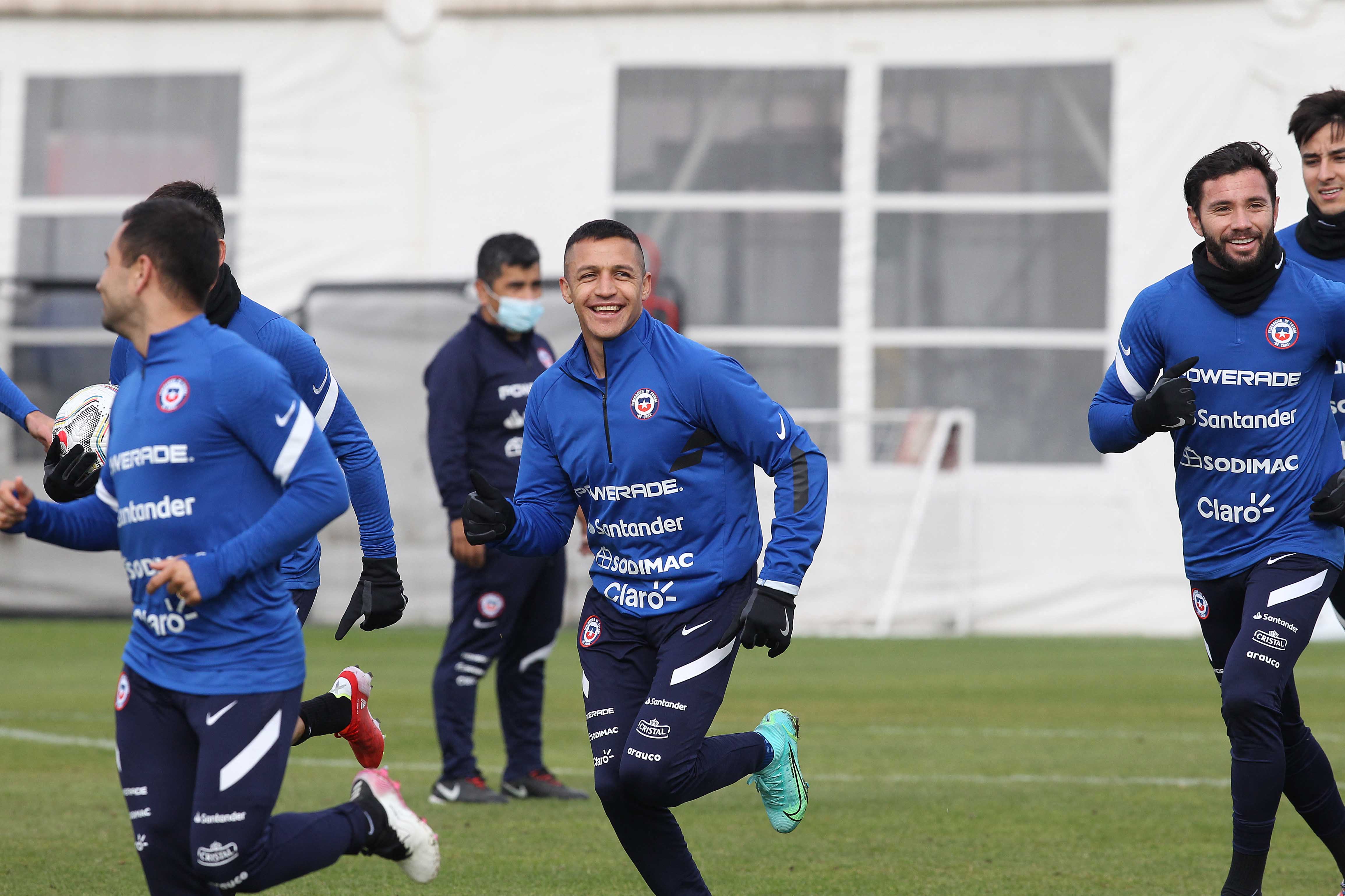 Alexis Sánchez durante el trabajo de la Selección de Chile en la previa del partido contra Brasil. (Foto Prensa Libre: AFP).