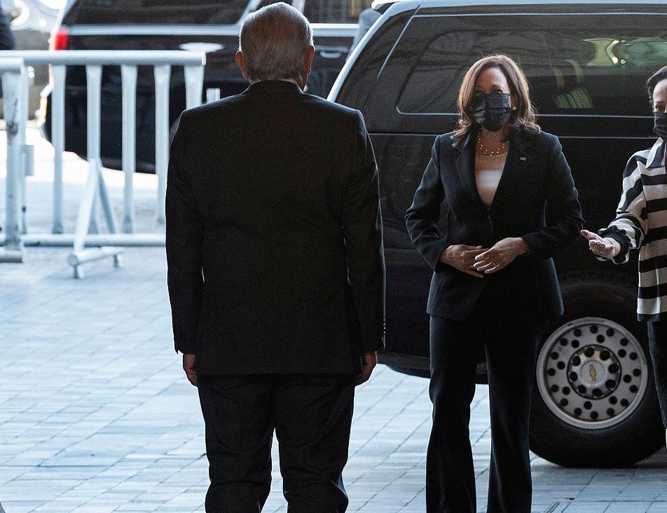 Presidente de México da la bienvenida a Kamala Harris. (Foto Prensa Libre: AFP)