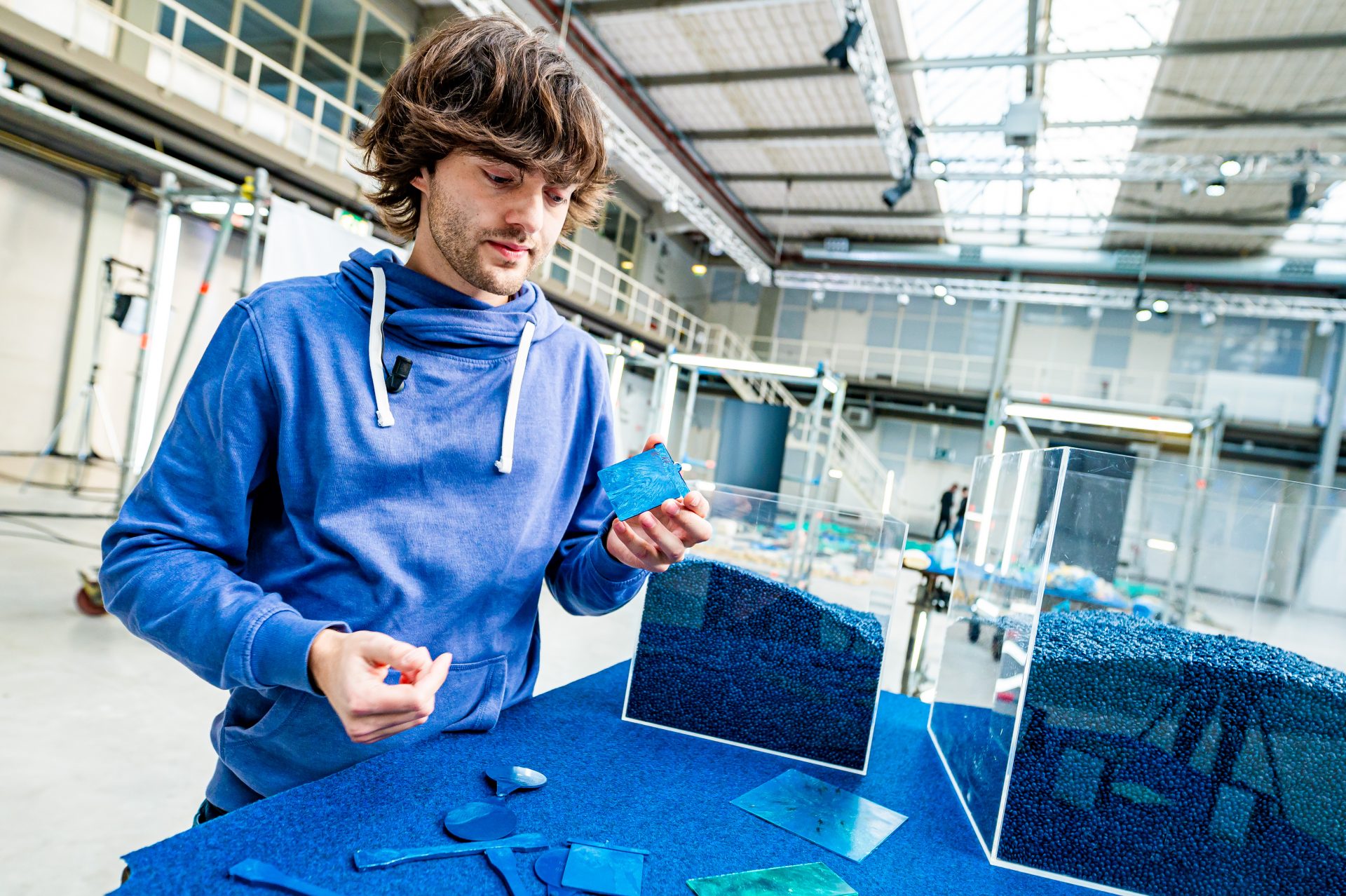 Boyan Slat, con pruebas de material de limpieza. Foto: Sitio oficial